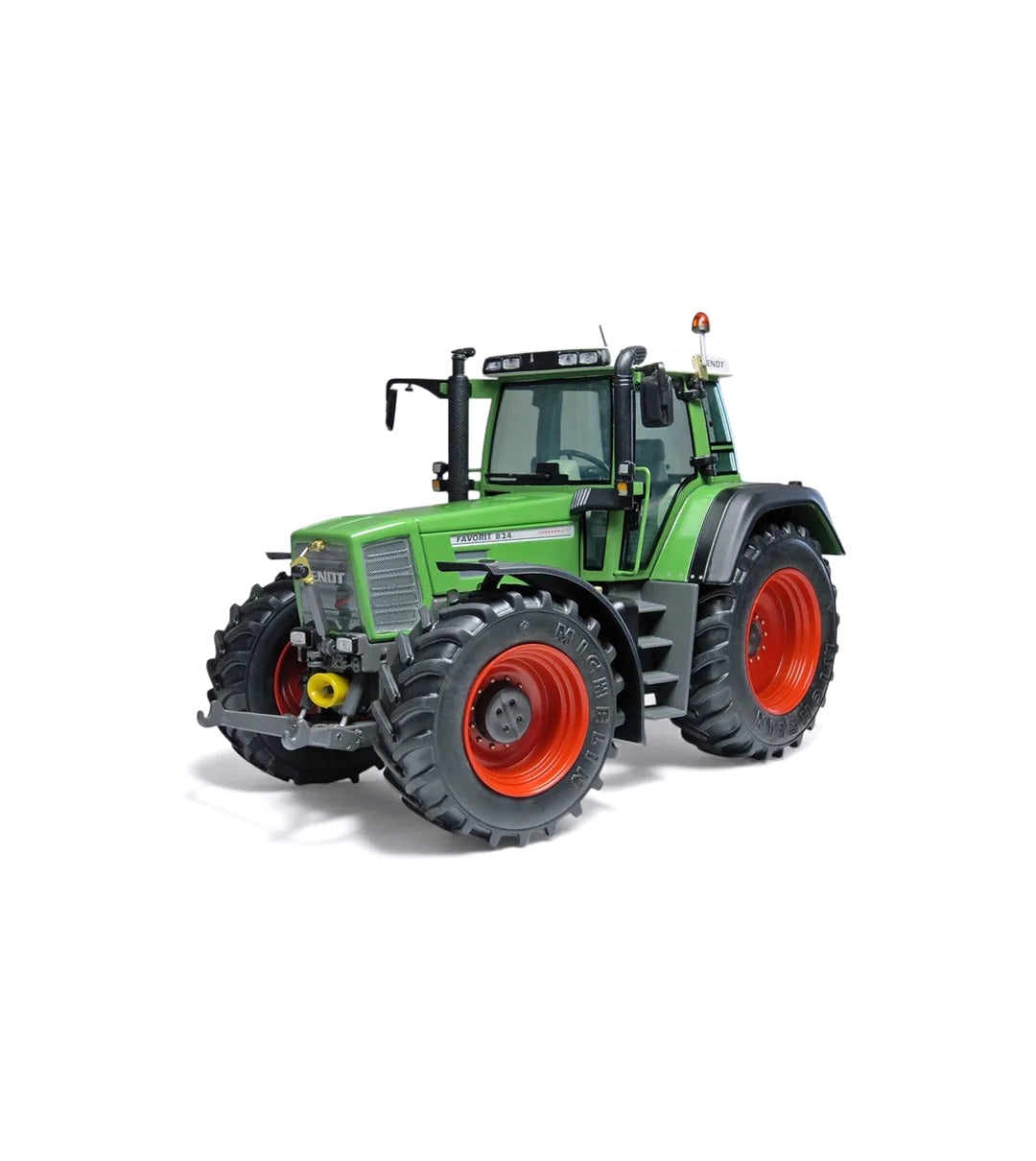 Fendt Favorit 824 in grün mit roten Felgen in der Seitenansicht