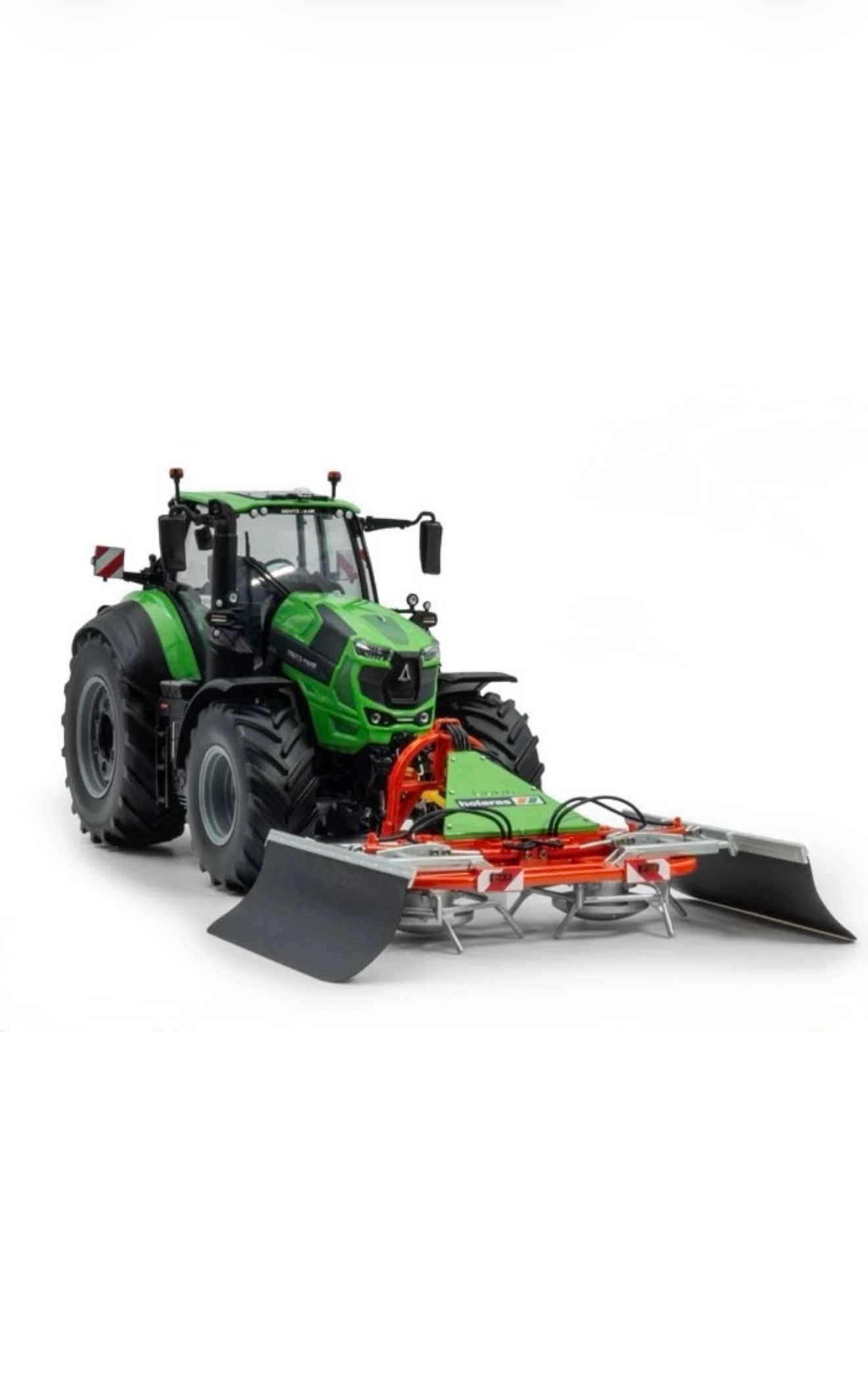 Holaras Silageverteiler Modell 1 32 landwirtschaftliches Anbaugerät an Traktor Front angebaut