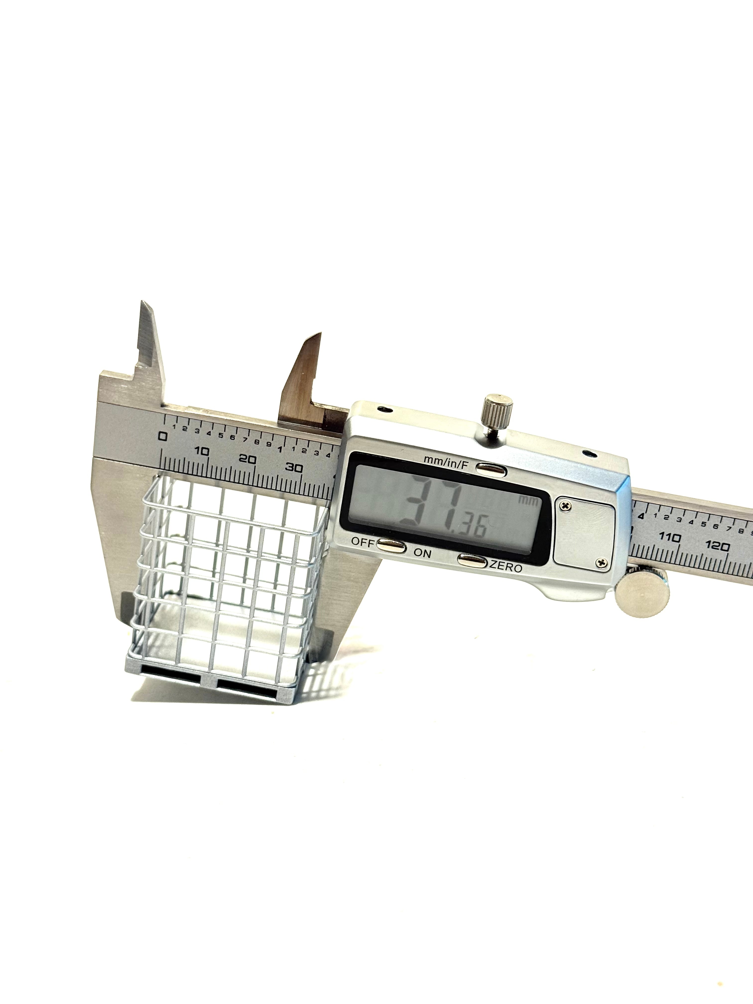 Gitterbox mit Messschieber (3,7cm lang)