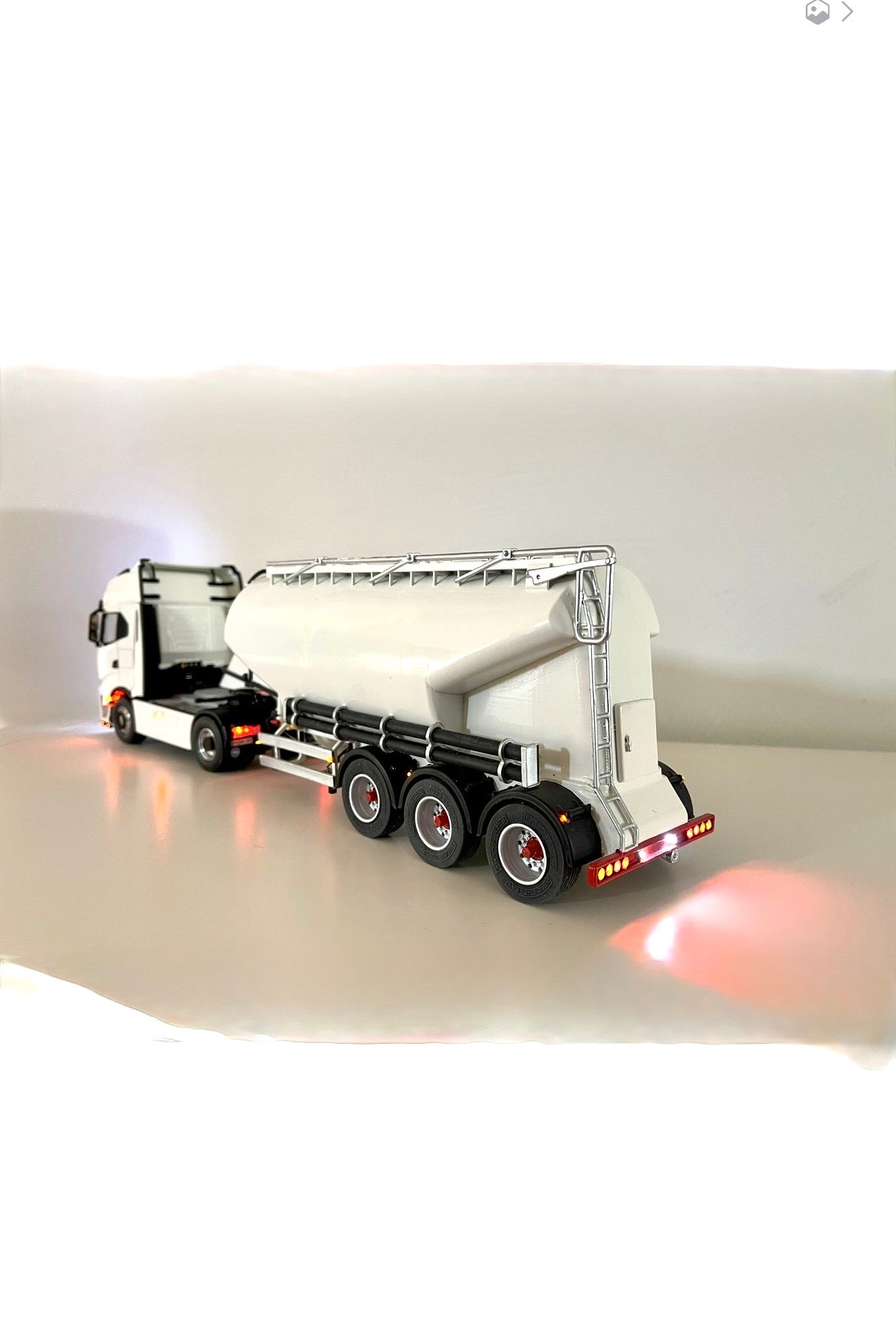 Silo / Zement Auflieger Bausatz aus sehr stabilen 3D Druckverfahren 1:32