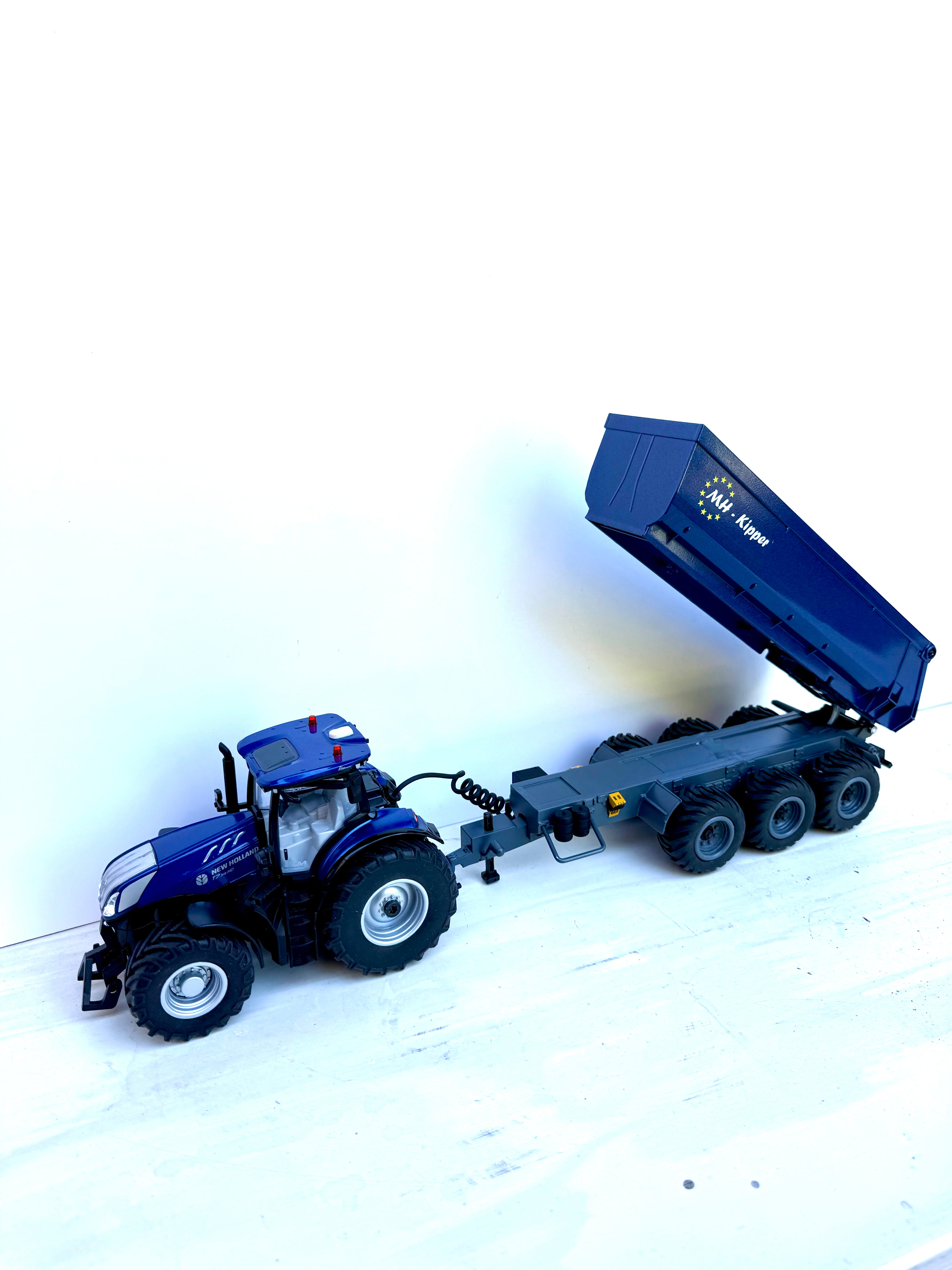 Siku Control 6780 Schmitz Dreiachser Kipper Umbau 1:32 New Holland blau – erhöhter Kippwinkel