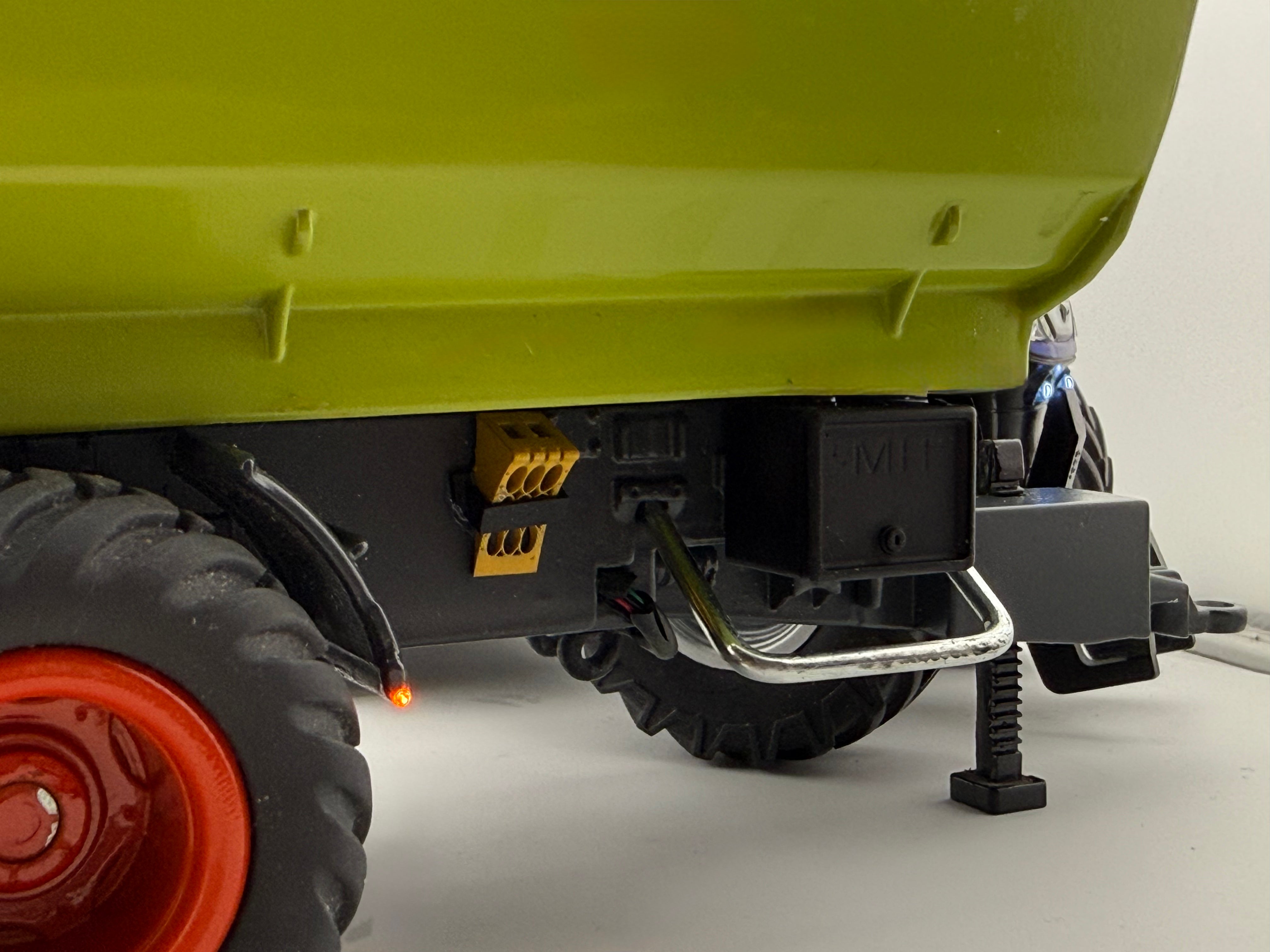 Siku Control 6780 Dreiachs-Kipper Umbau mit Seitenlampen und erhöten Kippwinkel in Claas Optik 1:32