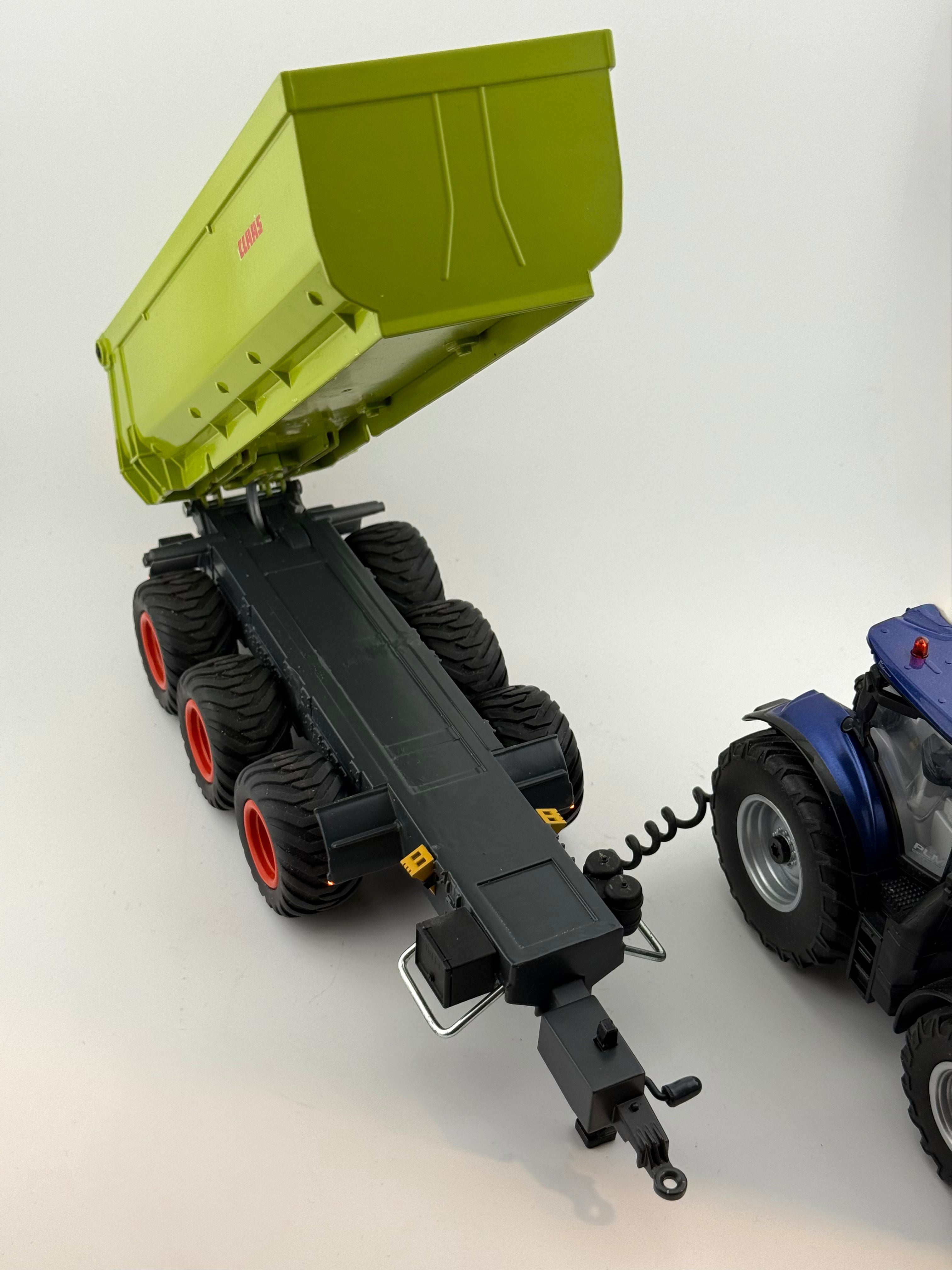Siku Control 6780 Dreiachs-Kipper Umbau mit Seitenlampen und erhöten Kippwinkel in Claas Optik 1:32