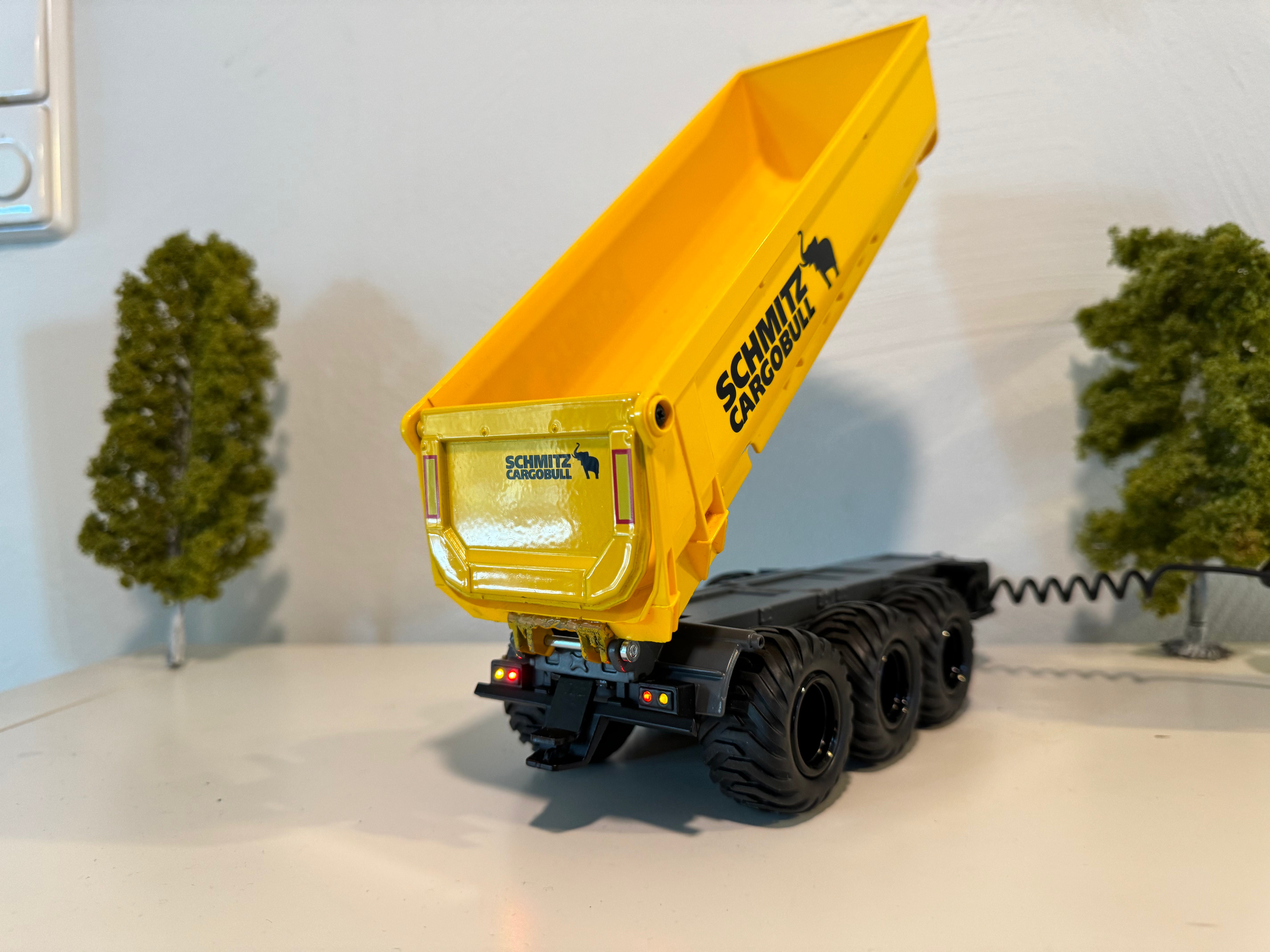 Hintere Ansicht:
Kipper in gelb, Felgen in schwarz
Mulde hoch gekippt