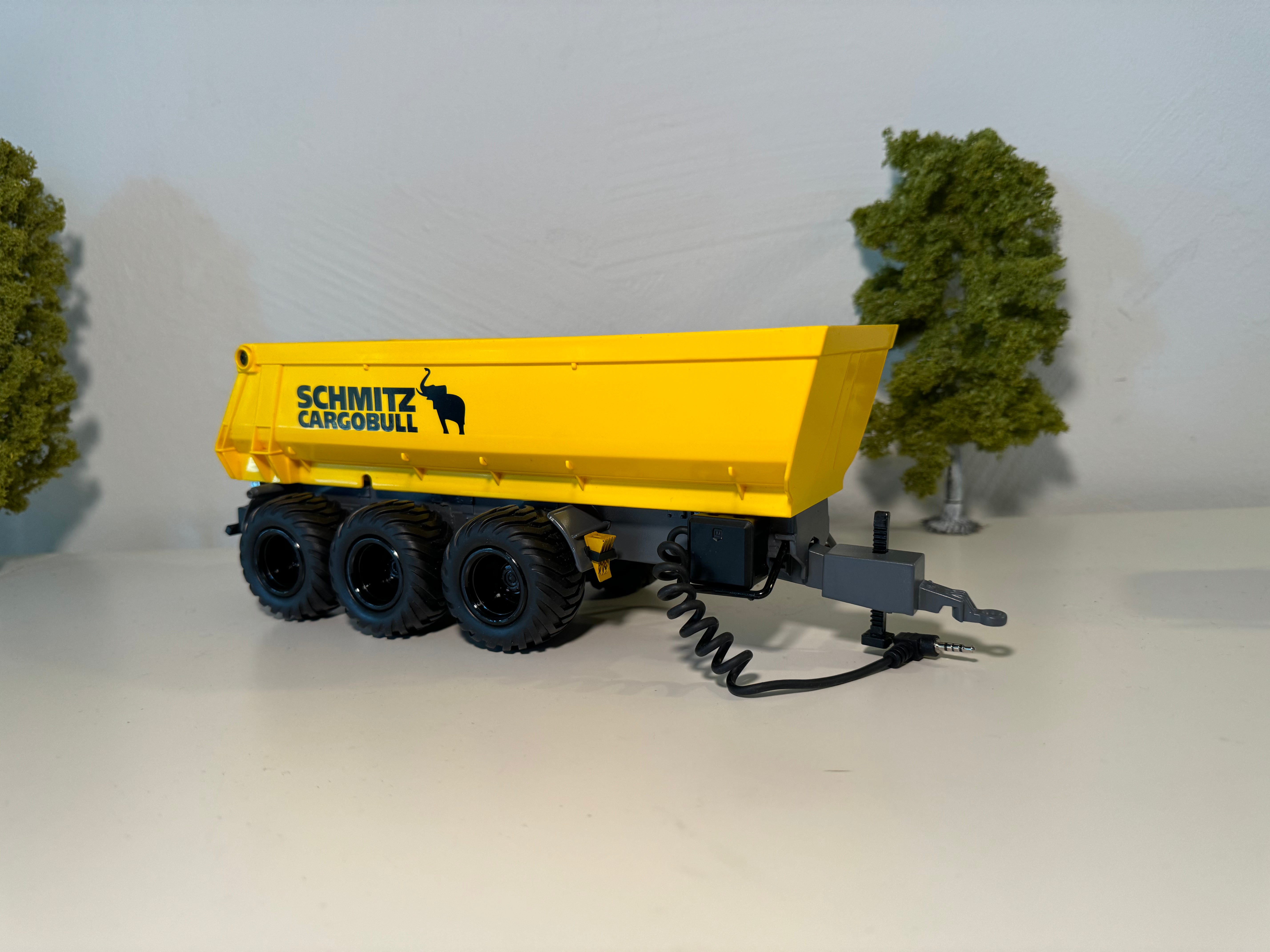 Seitenansicht:
Kipper in gelb, Felgen in schwarz