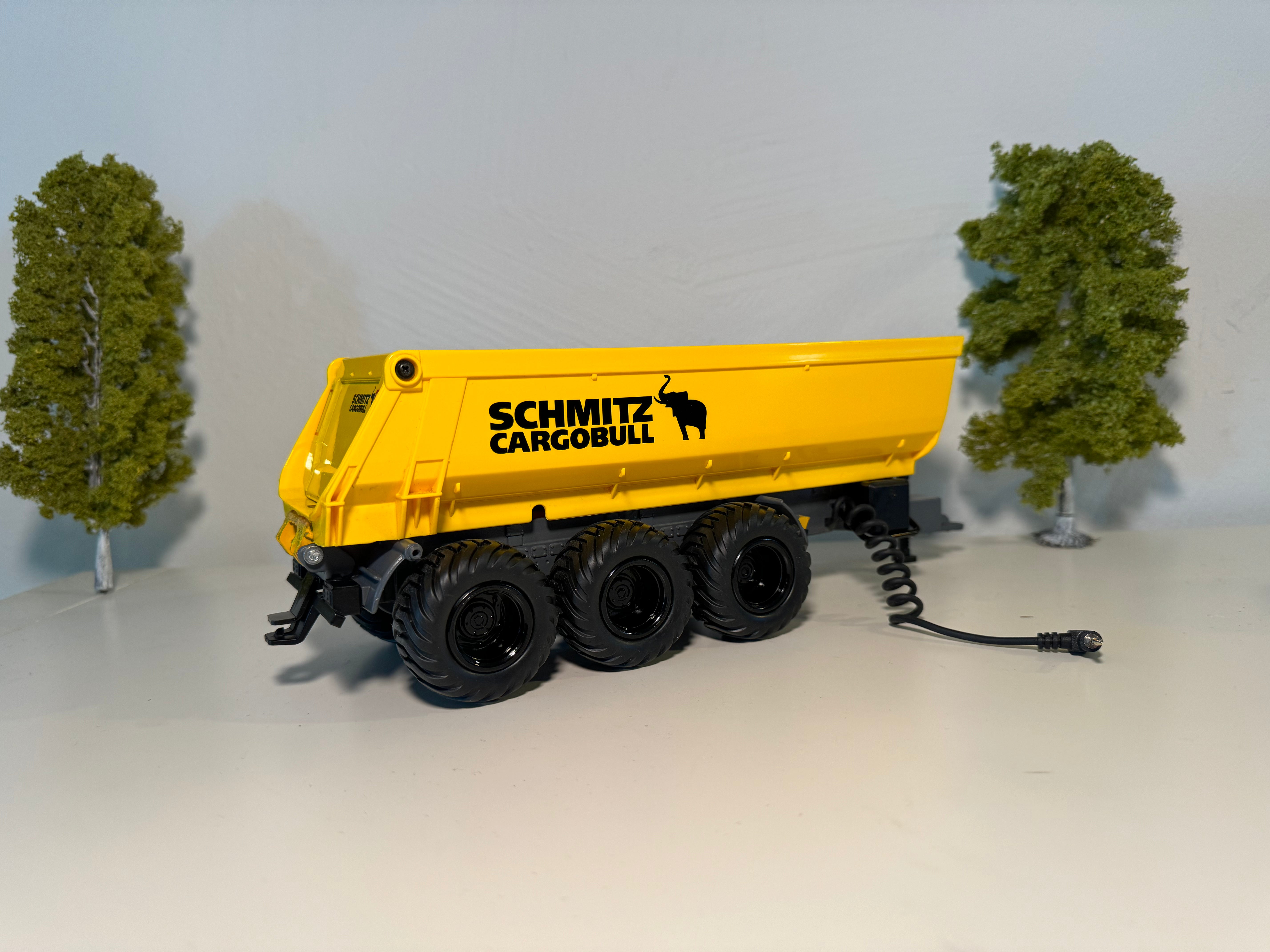 Seitenansicht:
Kipper in gelb, Felgen in schwarz