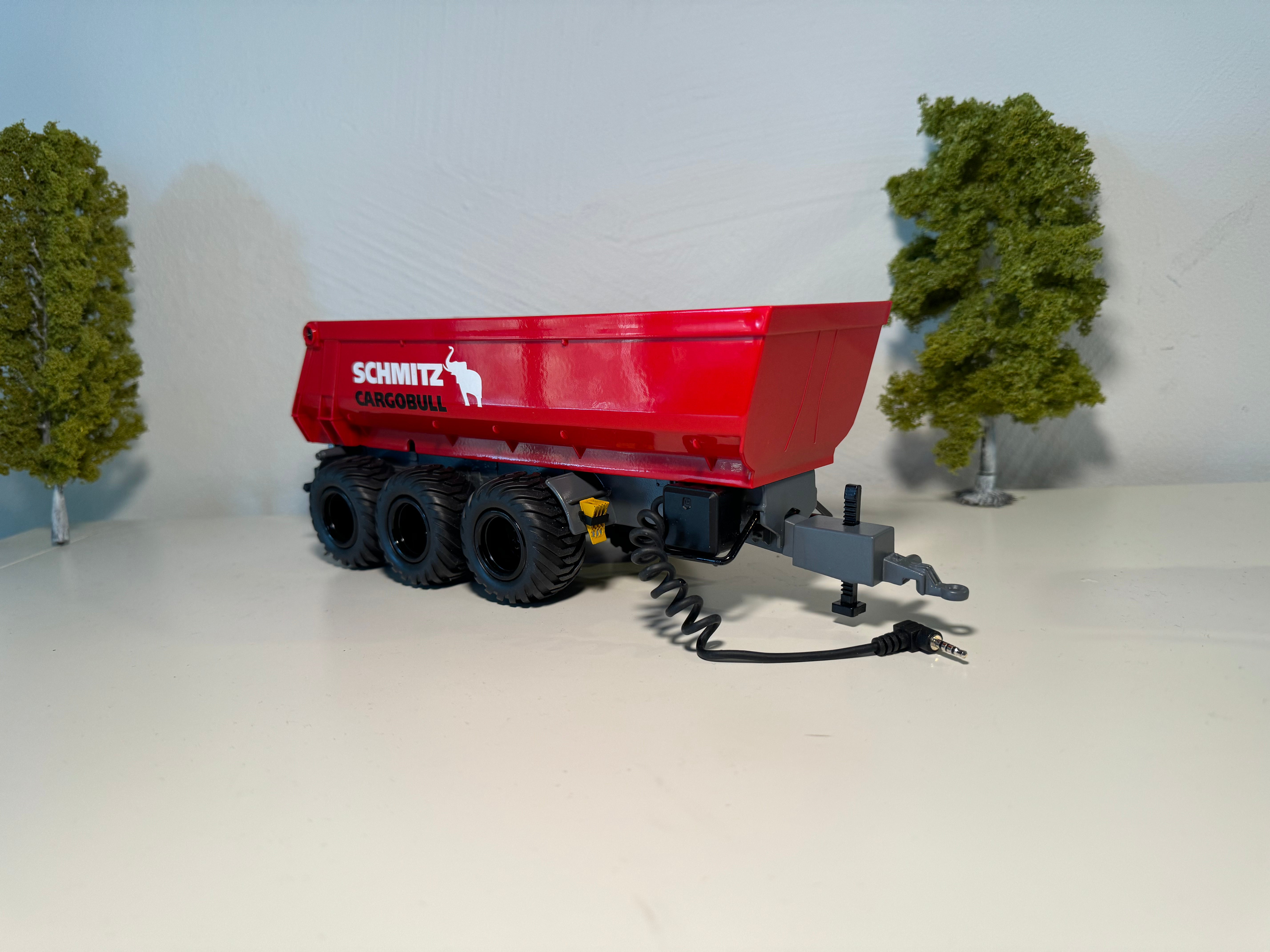 Seitenansicht:
Kipper in rot, Felgen in schwarz