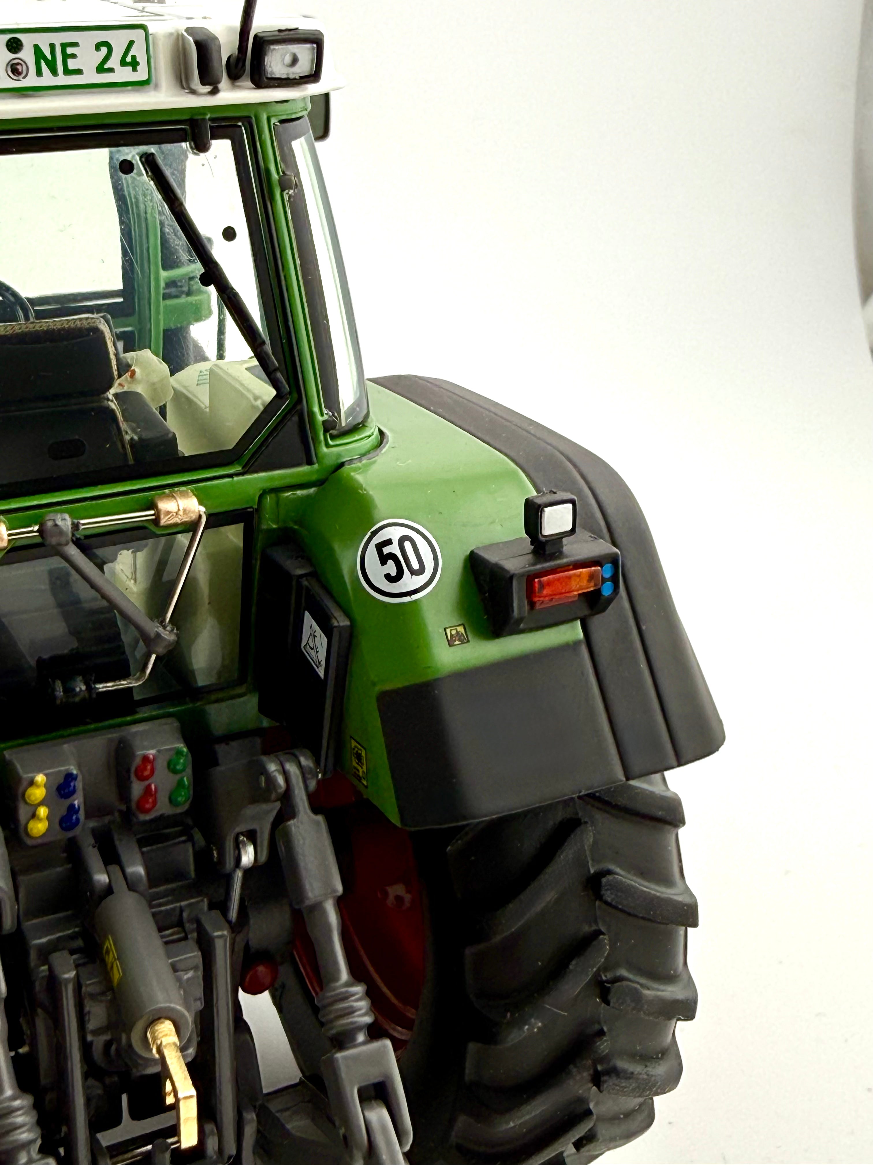 Blick durch die Heckscheibe auf Fahrersitz und Cockpit des Fendt Favorit 926 Vario