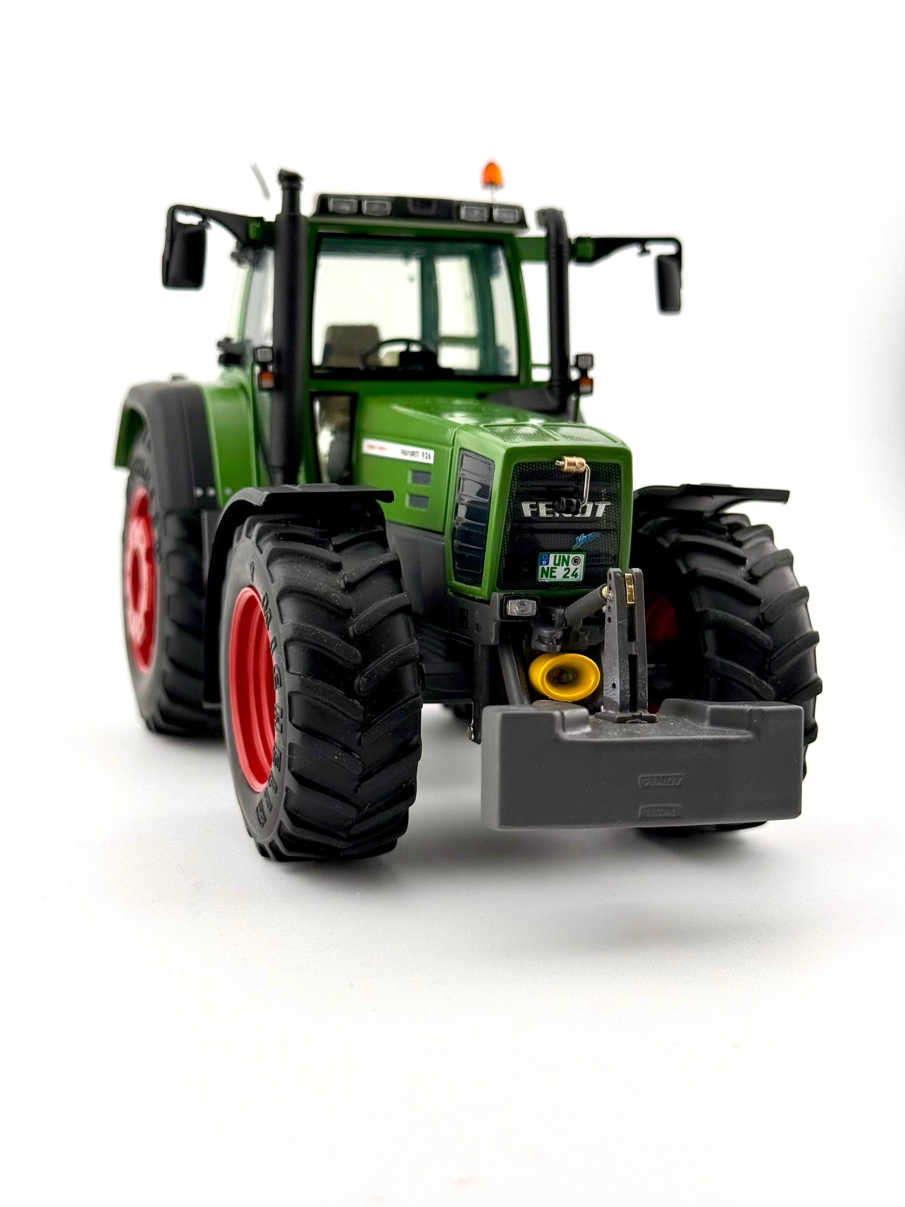 Frontansicht des Fendt Favorit 926 Vario mit Frontgewicht im Maßstab 1:32