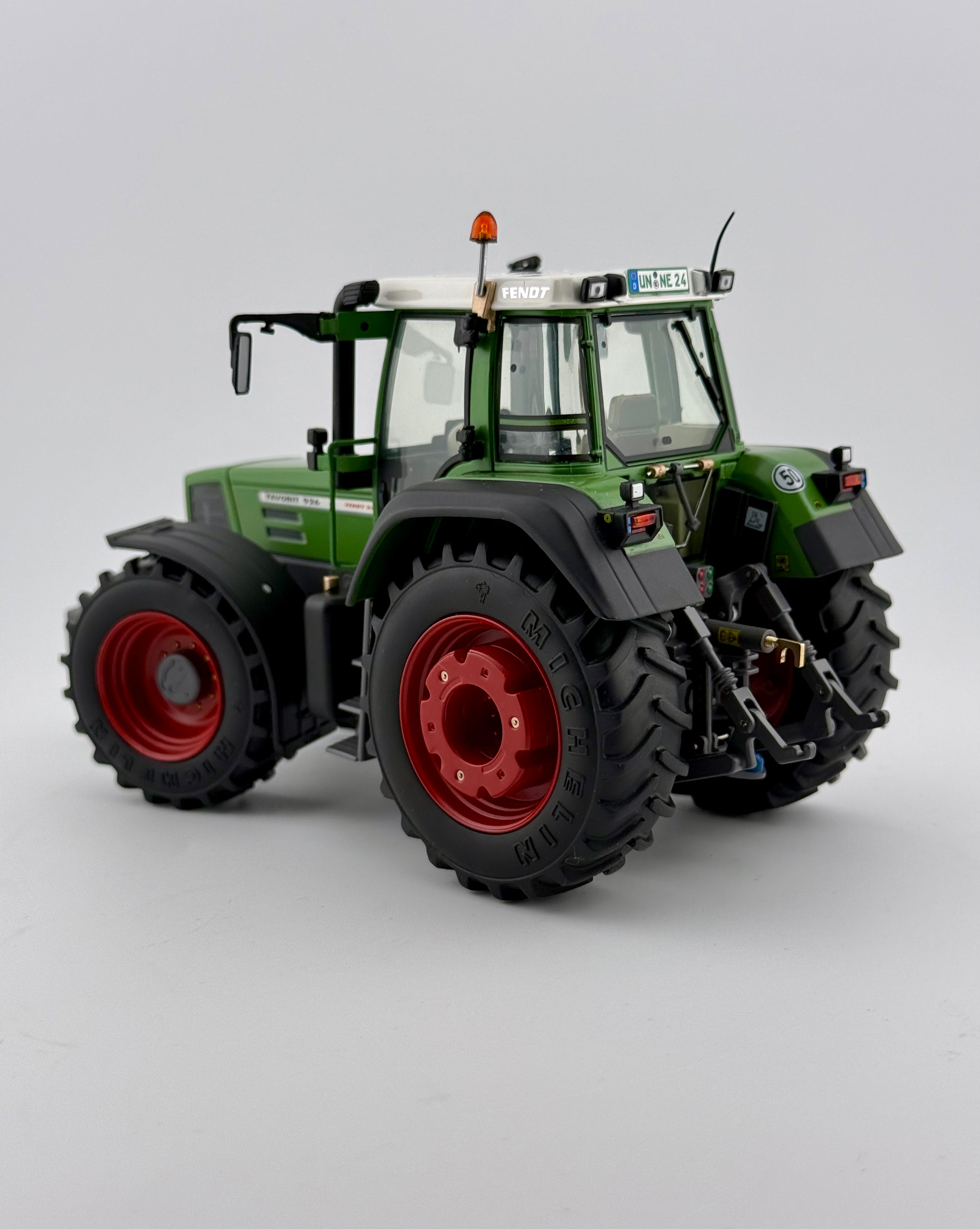 Heckansicht des Fendt Favorit 926 Vario Gen. I mit detaillierter Heckhydraulik