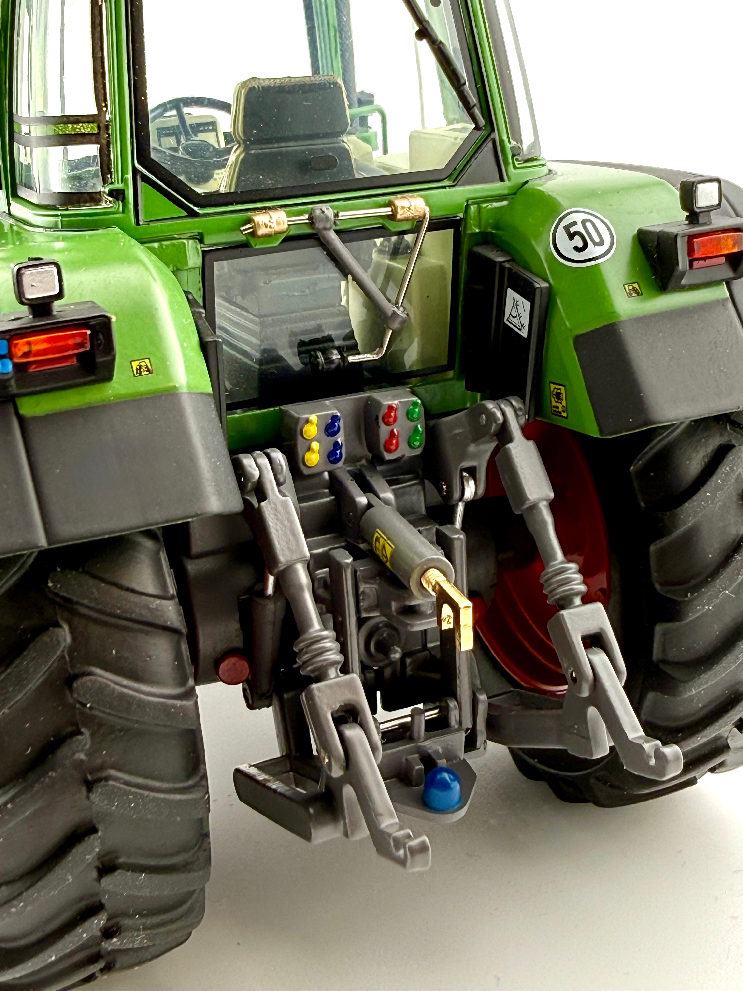 Detailansicht der Heckhydraulik und Steuergeräteanschlüsse des Fendt Favorit 926