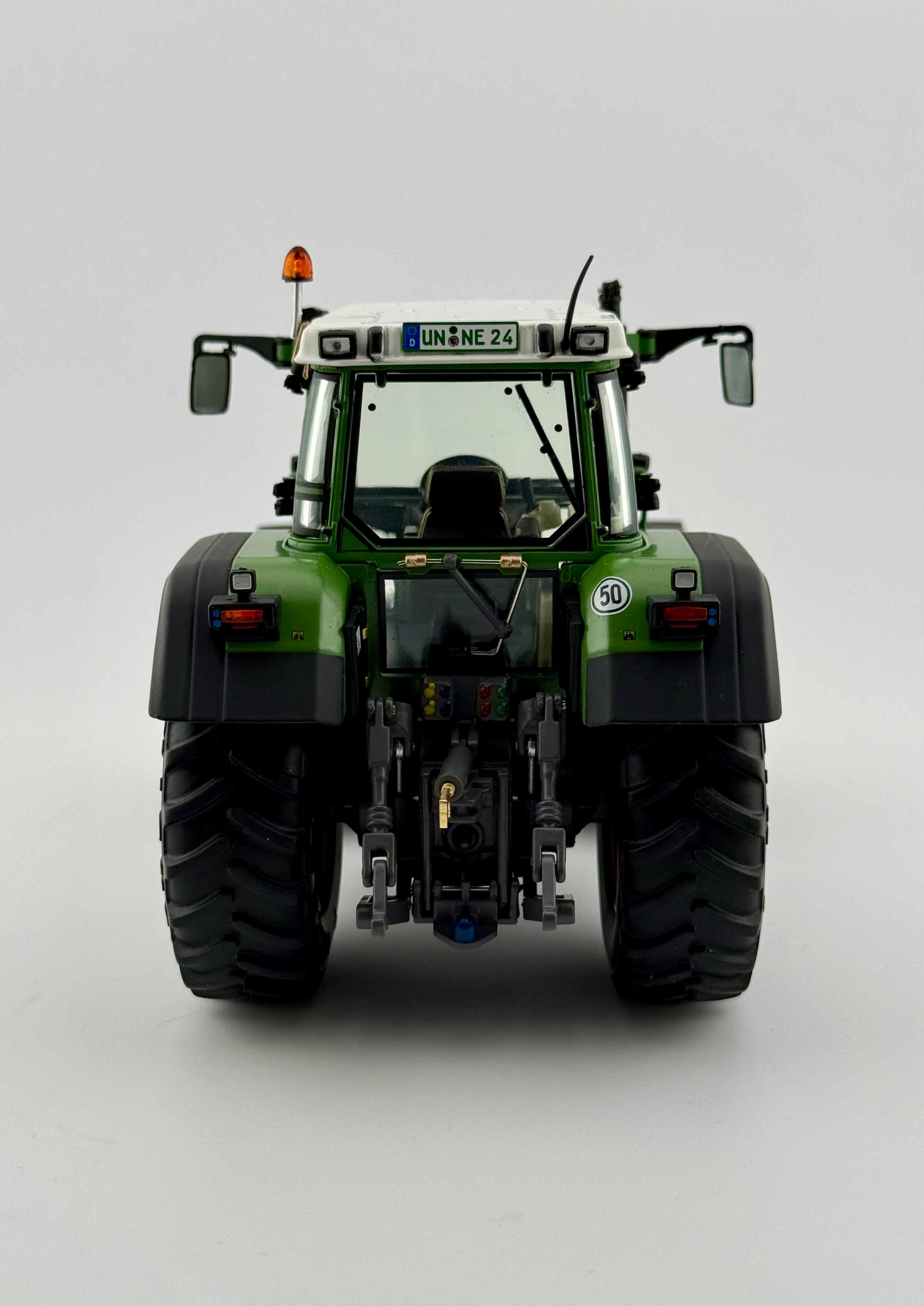 Fendt Favorit 926 Vario von Weise Toys in der Heckansicht links im Maßstab 1:32