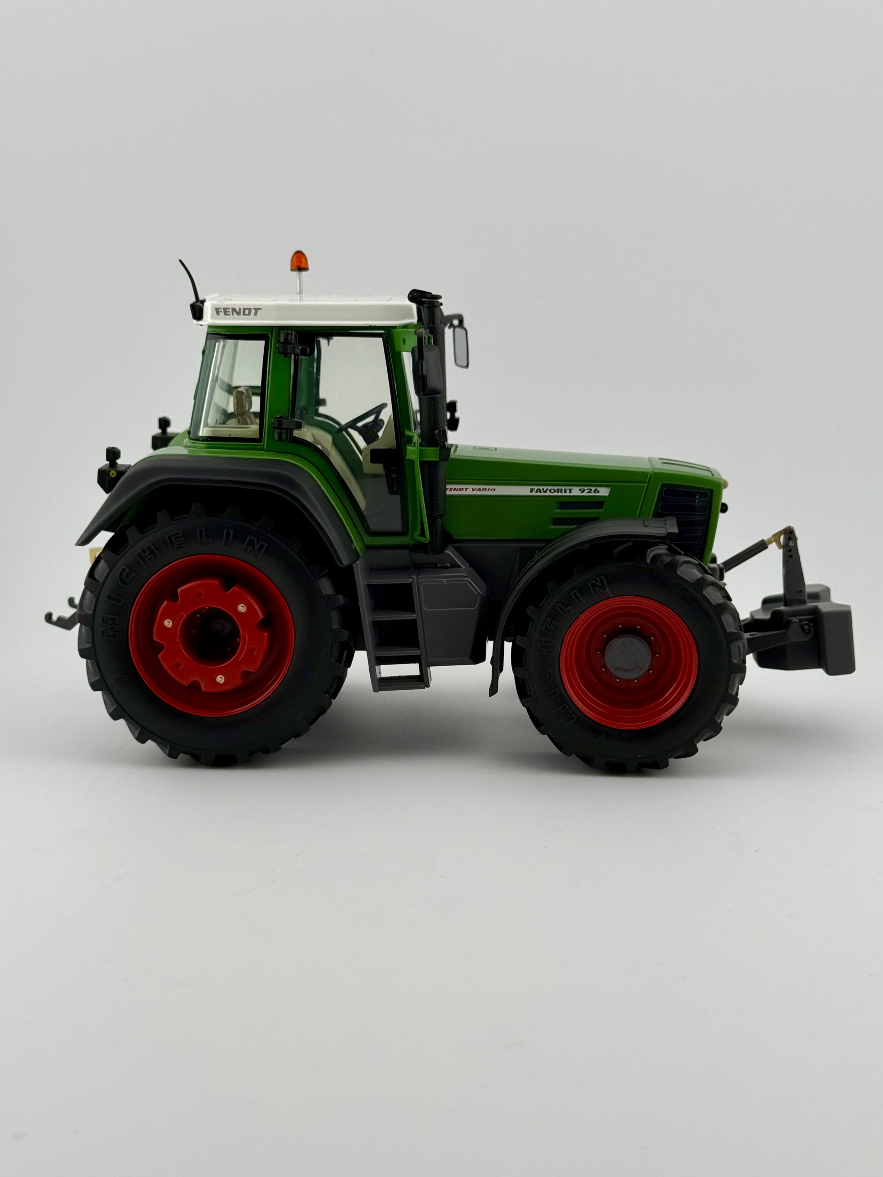 Weise Toys Fendt Favorit 926 Vario 1:32 – linke Fahrzeugseite mit originalgetreuen Details
