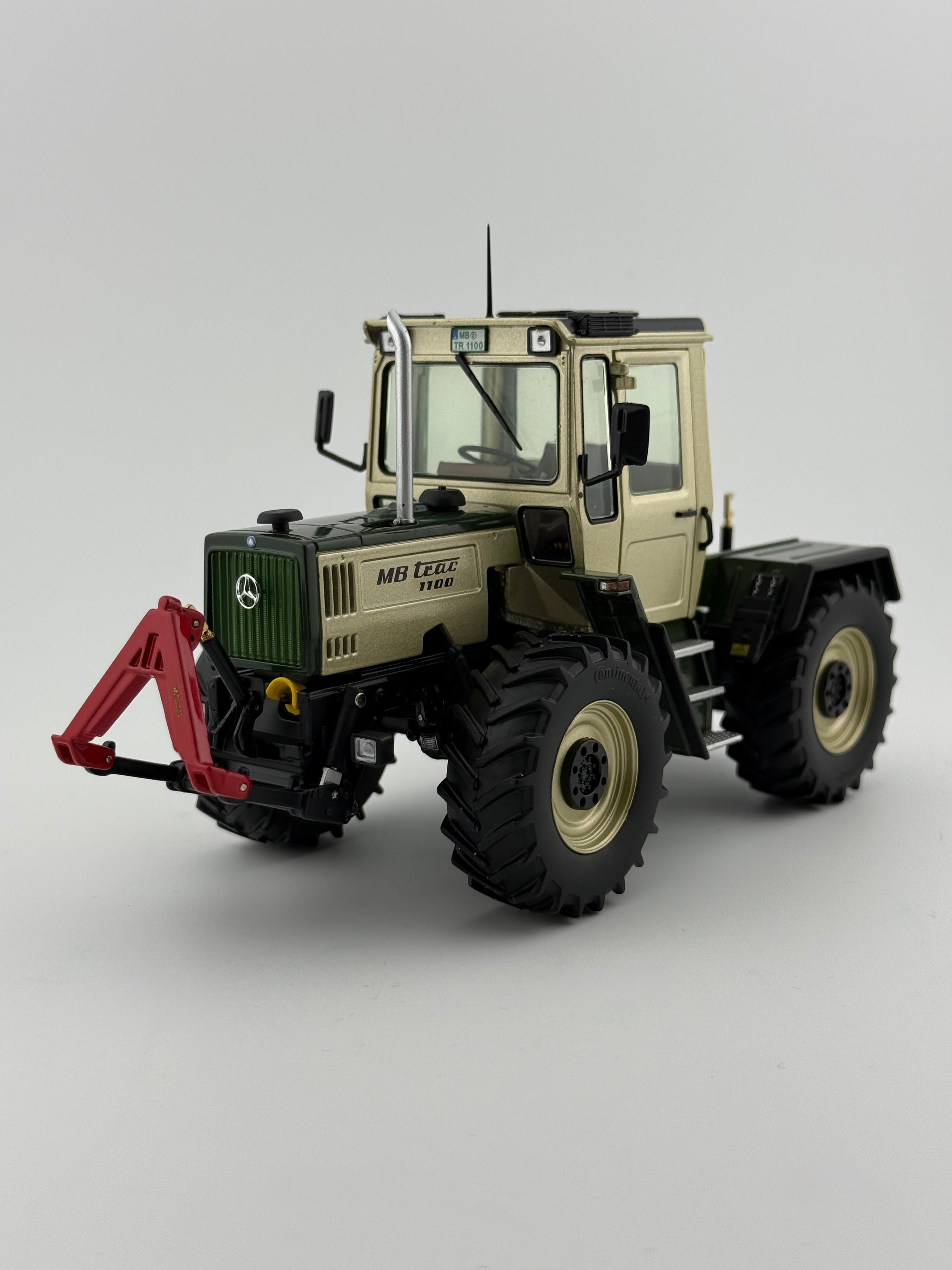 MB trac 1100 Silberdistel Modell 1:32 Weise Toys 1085 Frontansicht Modelltraktor