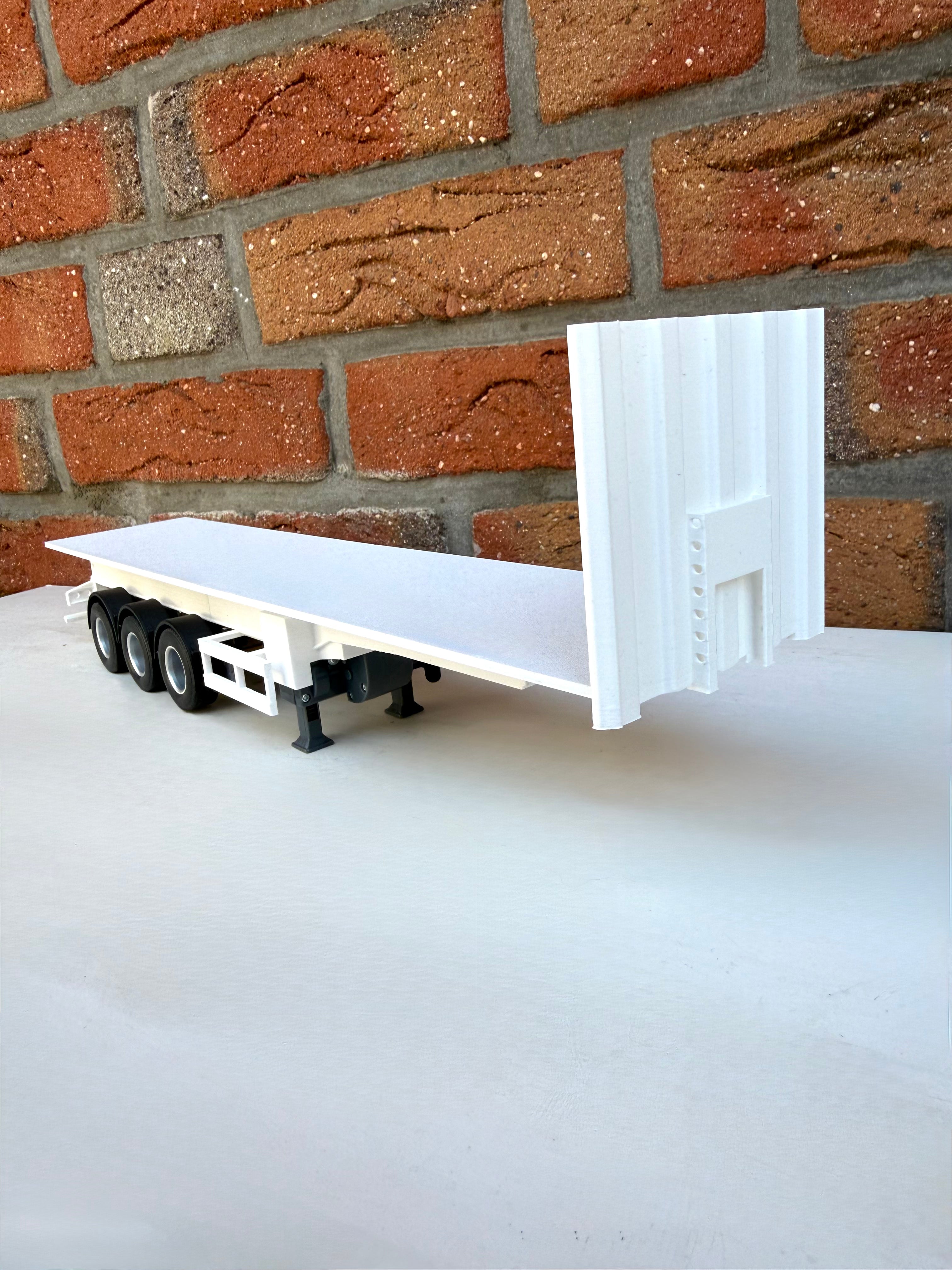 Plateau Sattelauflieger 1 32 schräge Ansicht Modellbau