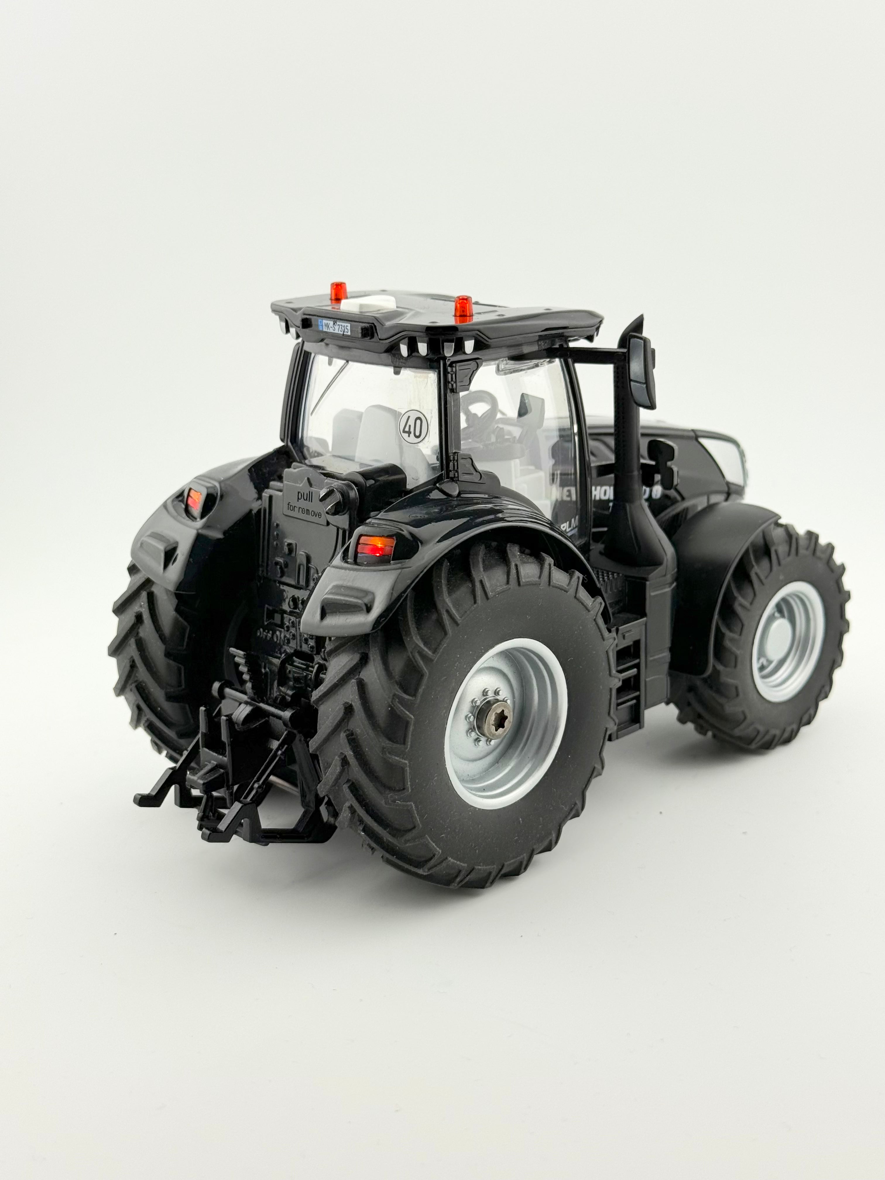 SIKU Control 6738 New Holland Black Beauty Seitenansicht schraeg