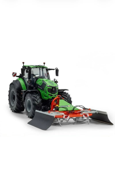 Holaras Silageverteiler Modell 1 32 landwirtschaftliches Anbaugerät an Traktor Front angebaut