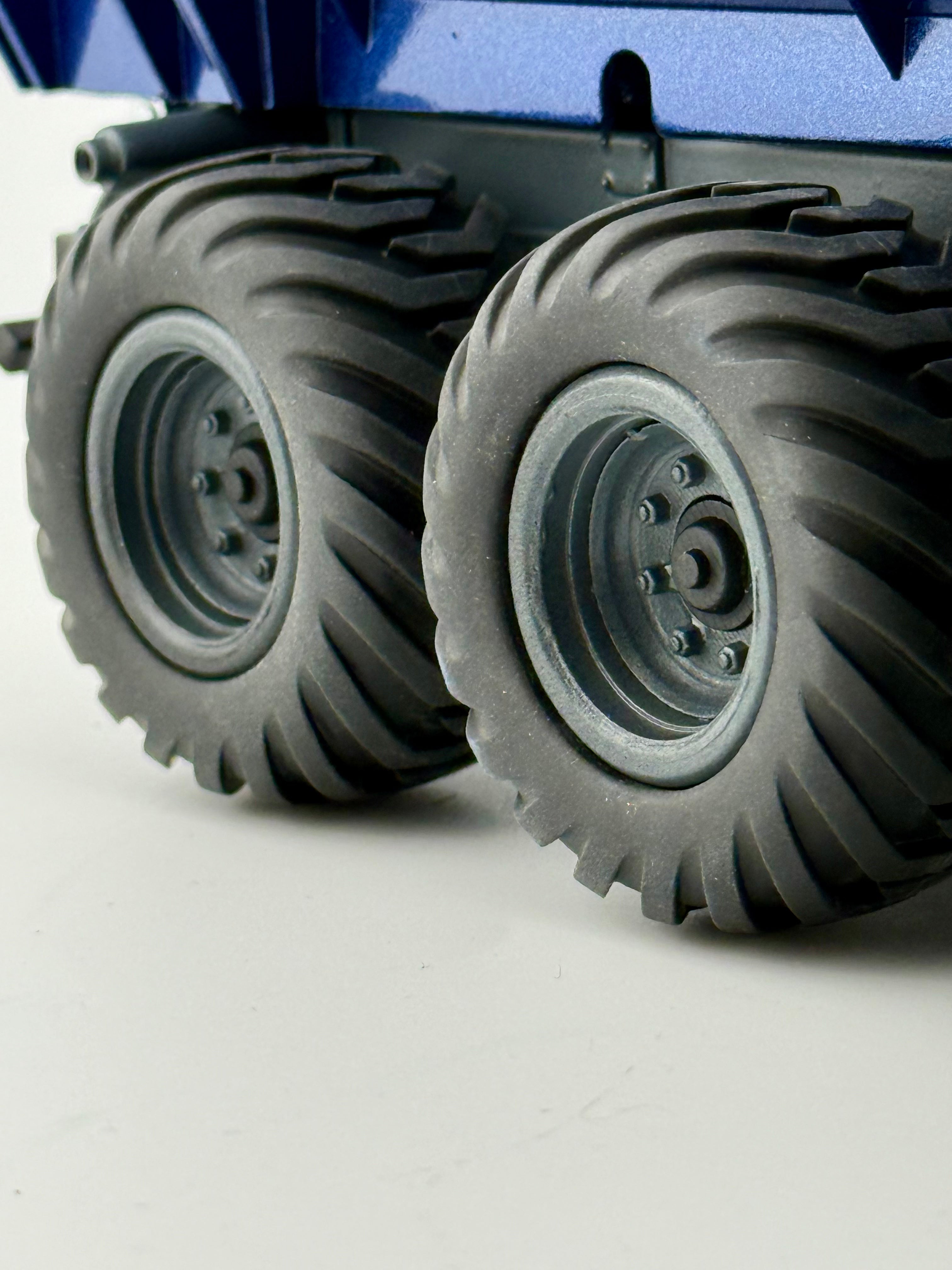 Siku Control 6780 Schmitz Dreiachser Kipper Umbau 1:32 New Holland blau  – erhöhter Kippwinkel