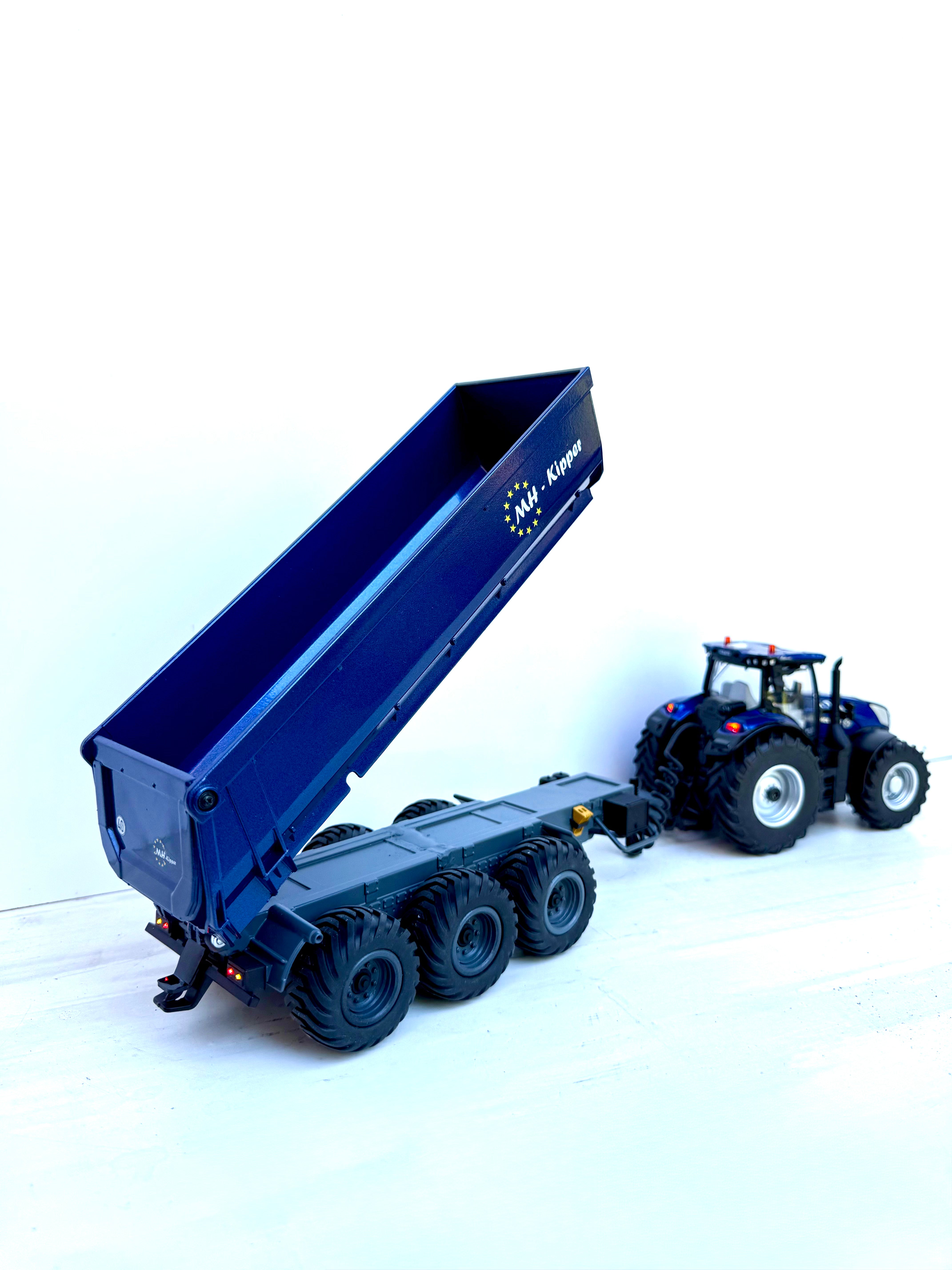 Siku Control 6780 Schmitz Dreiachser Kipper Umbau 1:32 New Holland blau  – erhöhter Kippwinkel