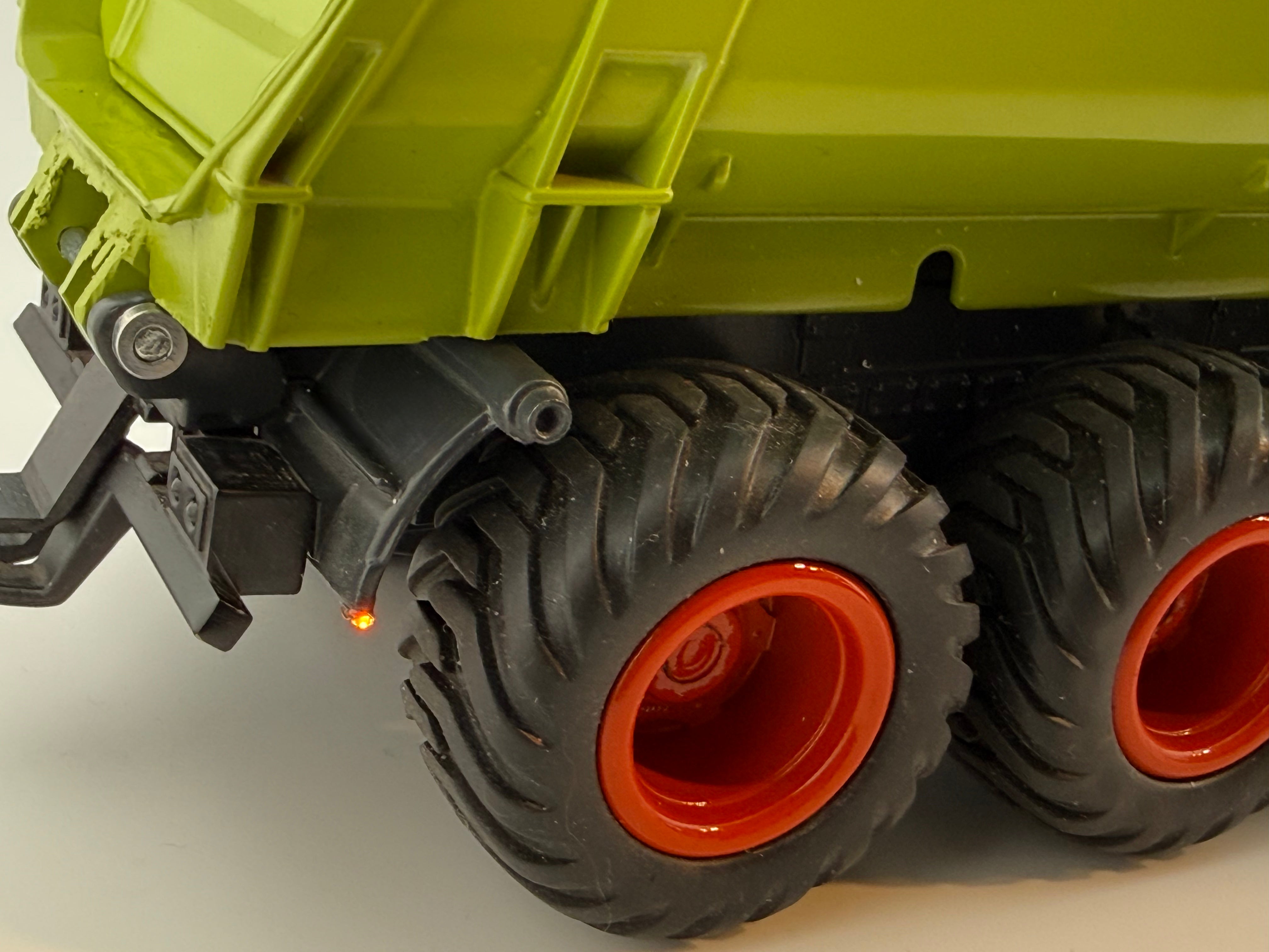 Siku Control 6780 Dreiachs-Kipper Umbau mit Seitenlampen und erhöten Kippwinkel in Claas Optik 1:32