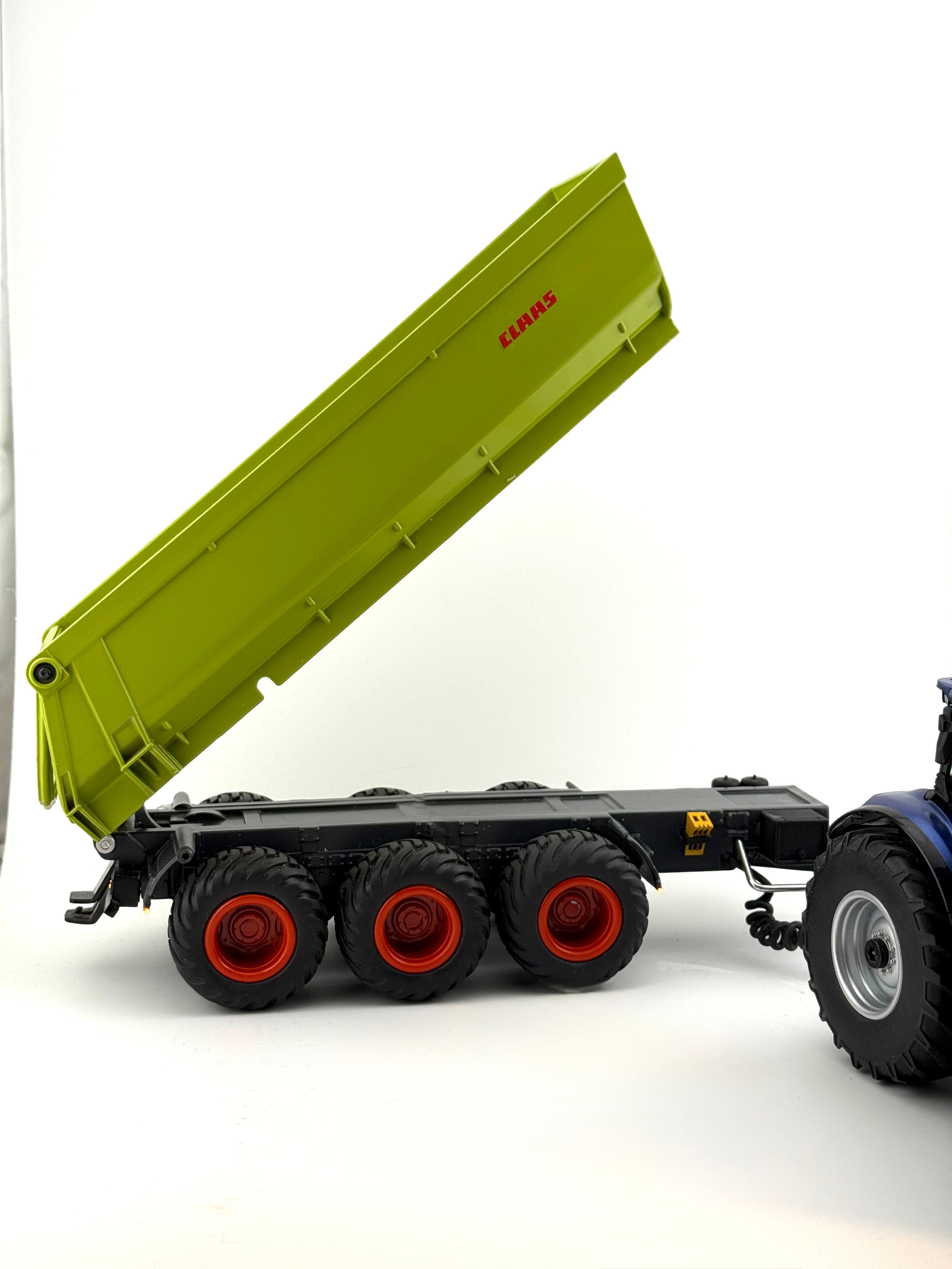 Siku Control 6780 Dreiachs-Kipper Umbau mit Seitenlampen und erhöten Kippwinkel in Claas Optik 1:32