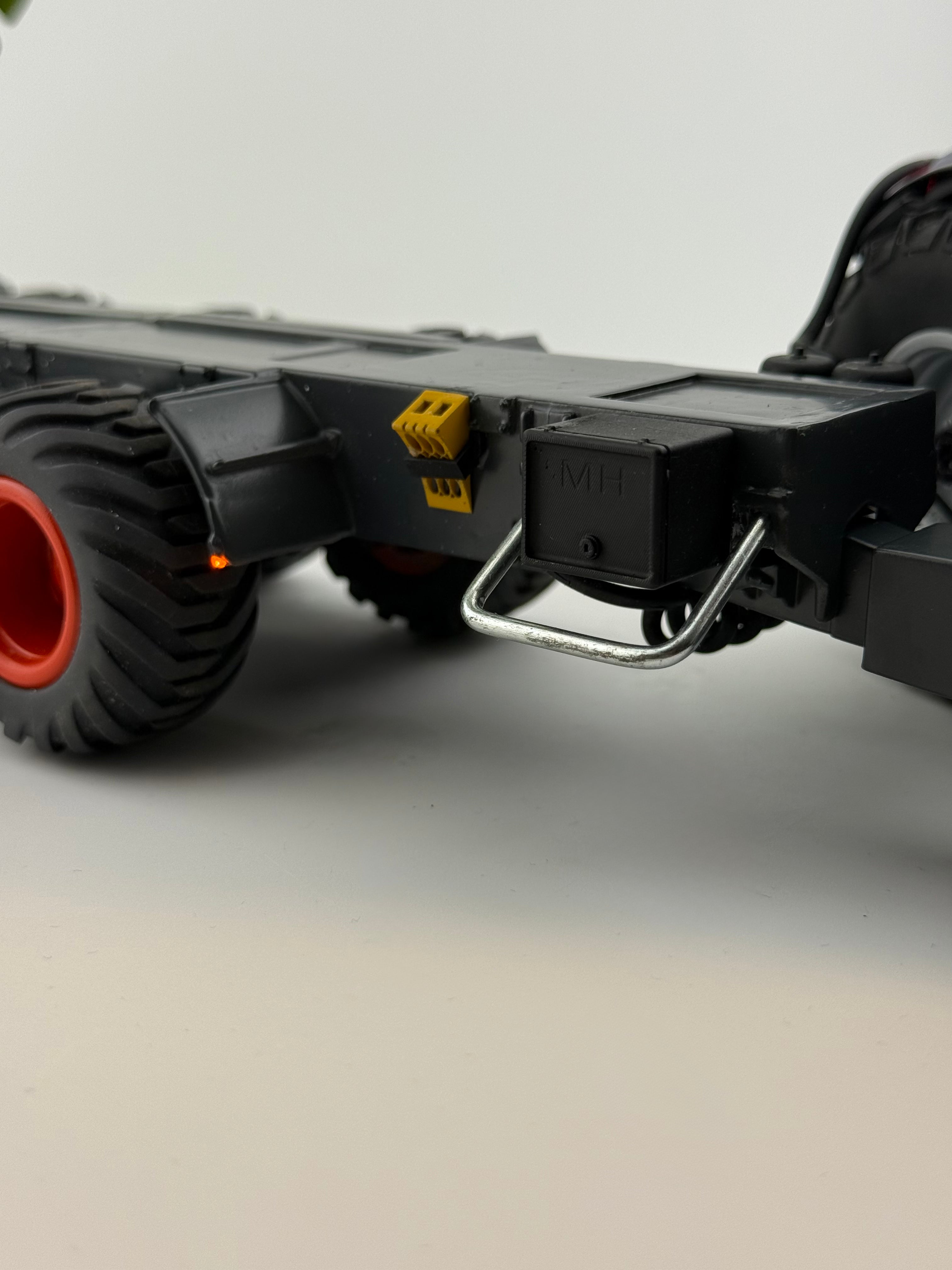 Siku Control 6780 Dreiachs-Kipper Umbau mit Seitenlampen und erhöten Kippwinkel in Claas Optik 1:32