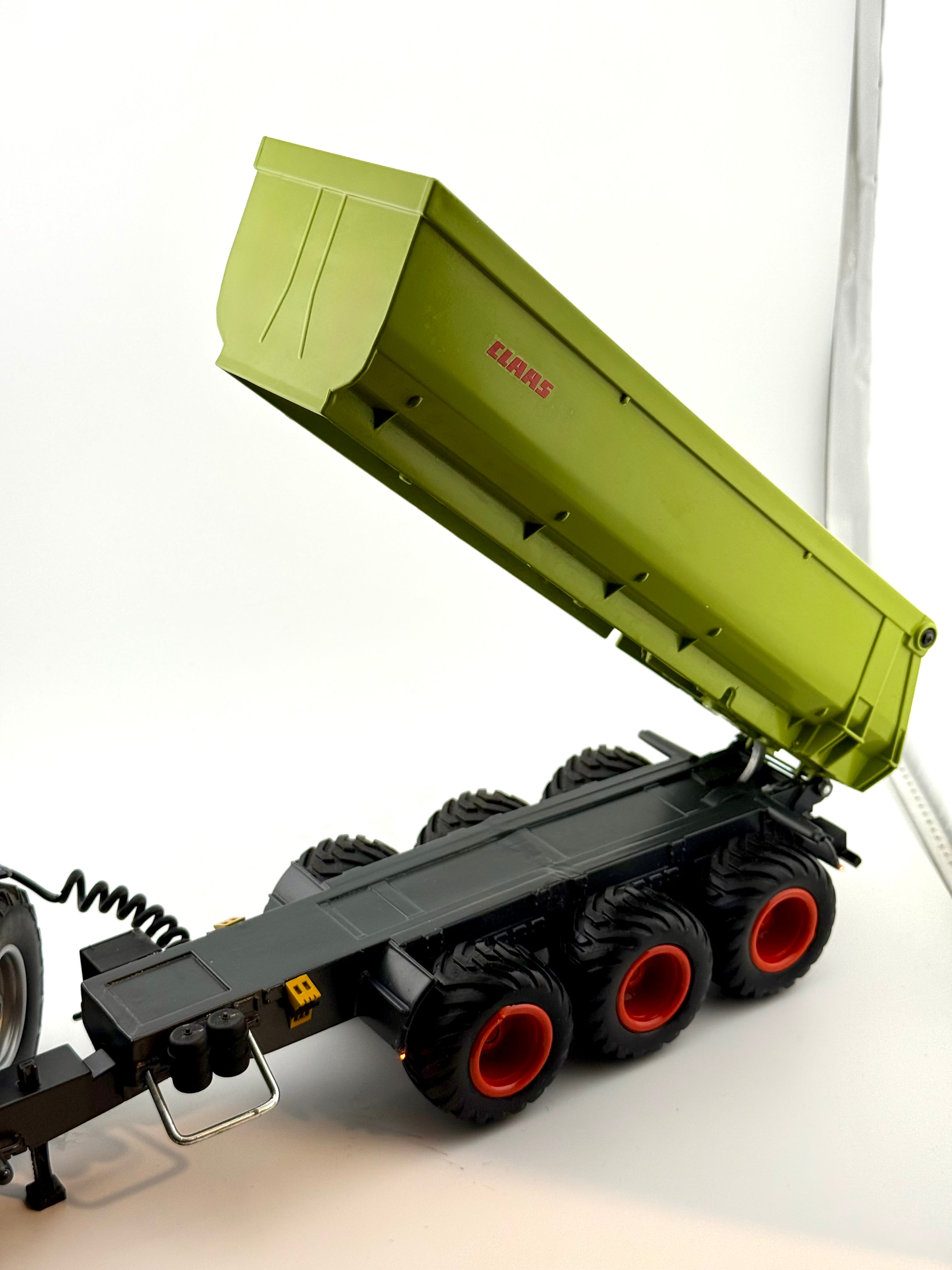 Siku Control 6780 Dreiachs-Kipper Umbau mit Seitenlampen und erhöten Kippwinkel in Claas Optik 1:32