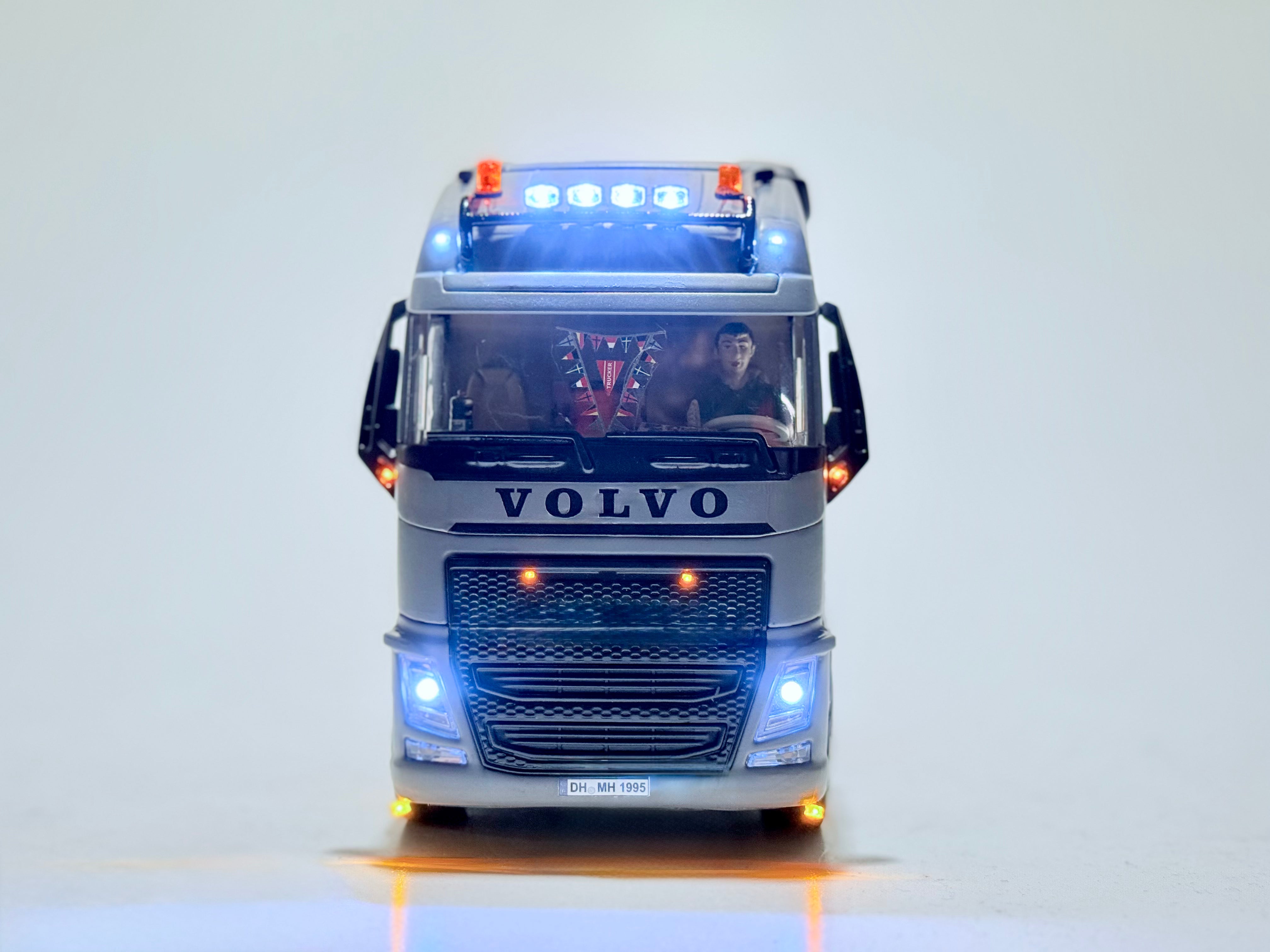 SIKU CONTROL 6731 Volvo Umbau in Audi Nardograu matt mit RKL 4