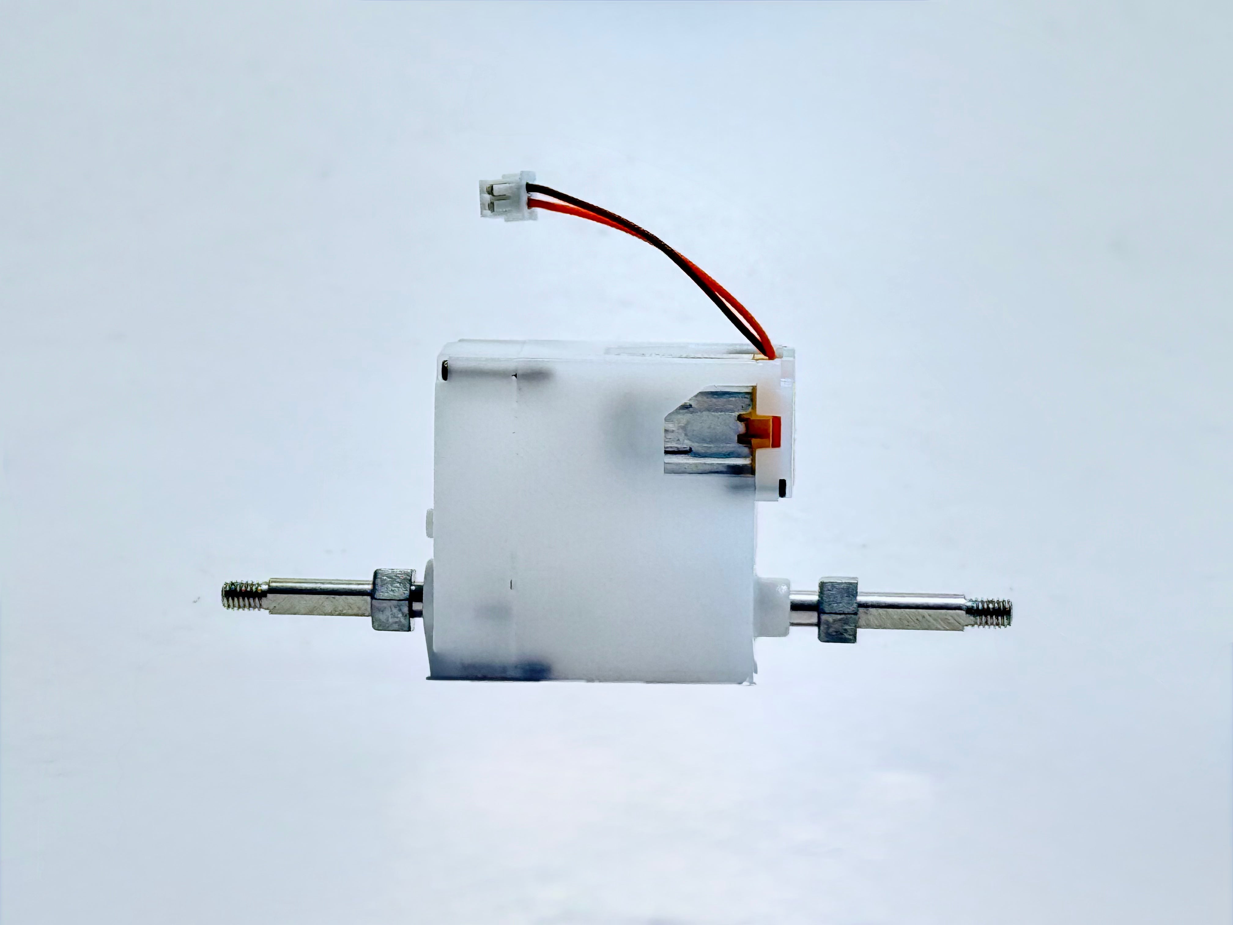 Ersatz Antrieb Seitenansicht weiß mit silberner Achse