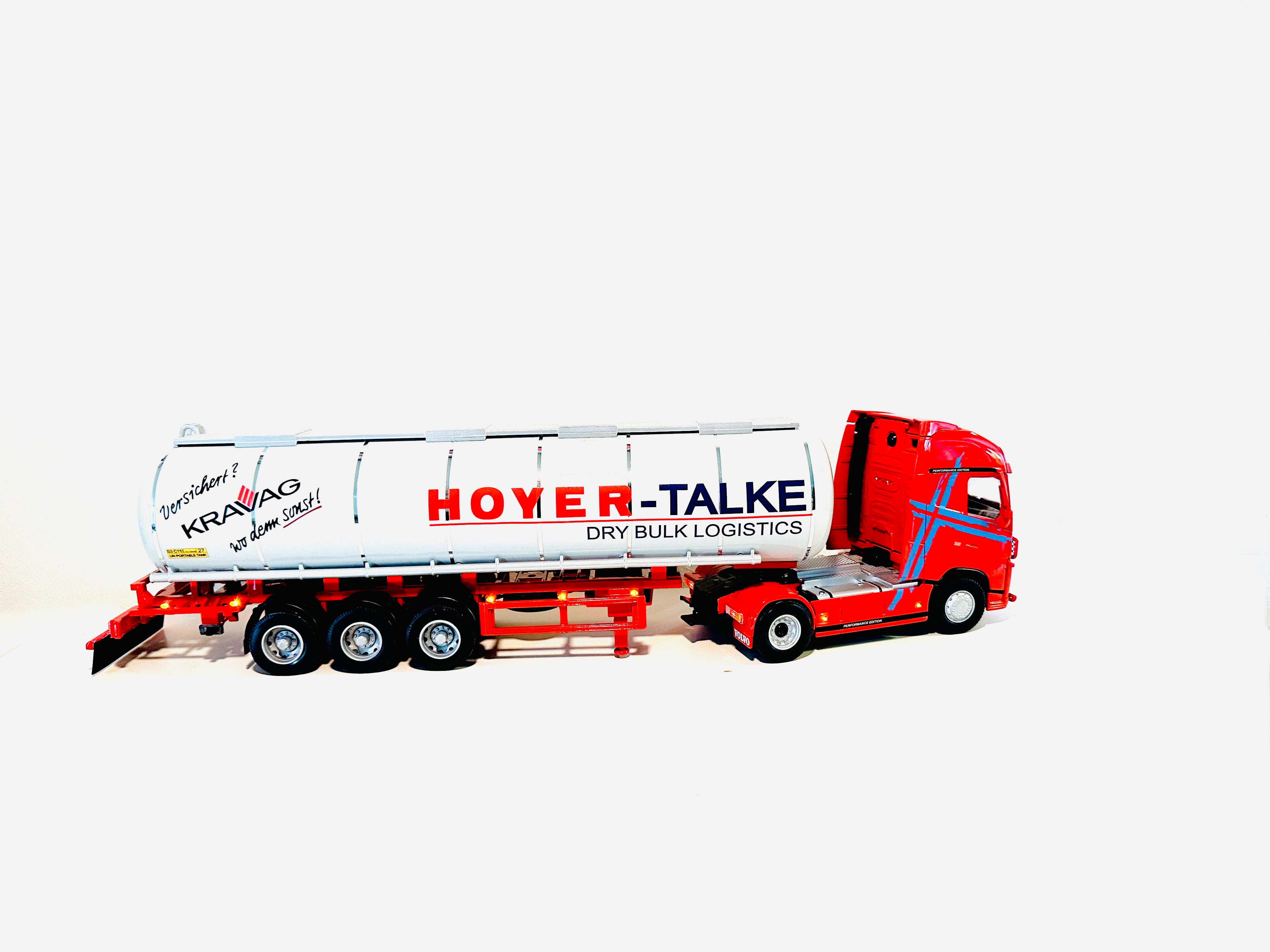 Sprittanker Seitenansicht in weiß mit Werbung Hoyer-Talke und Zugmaschine