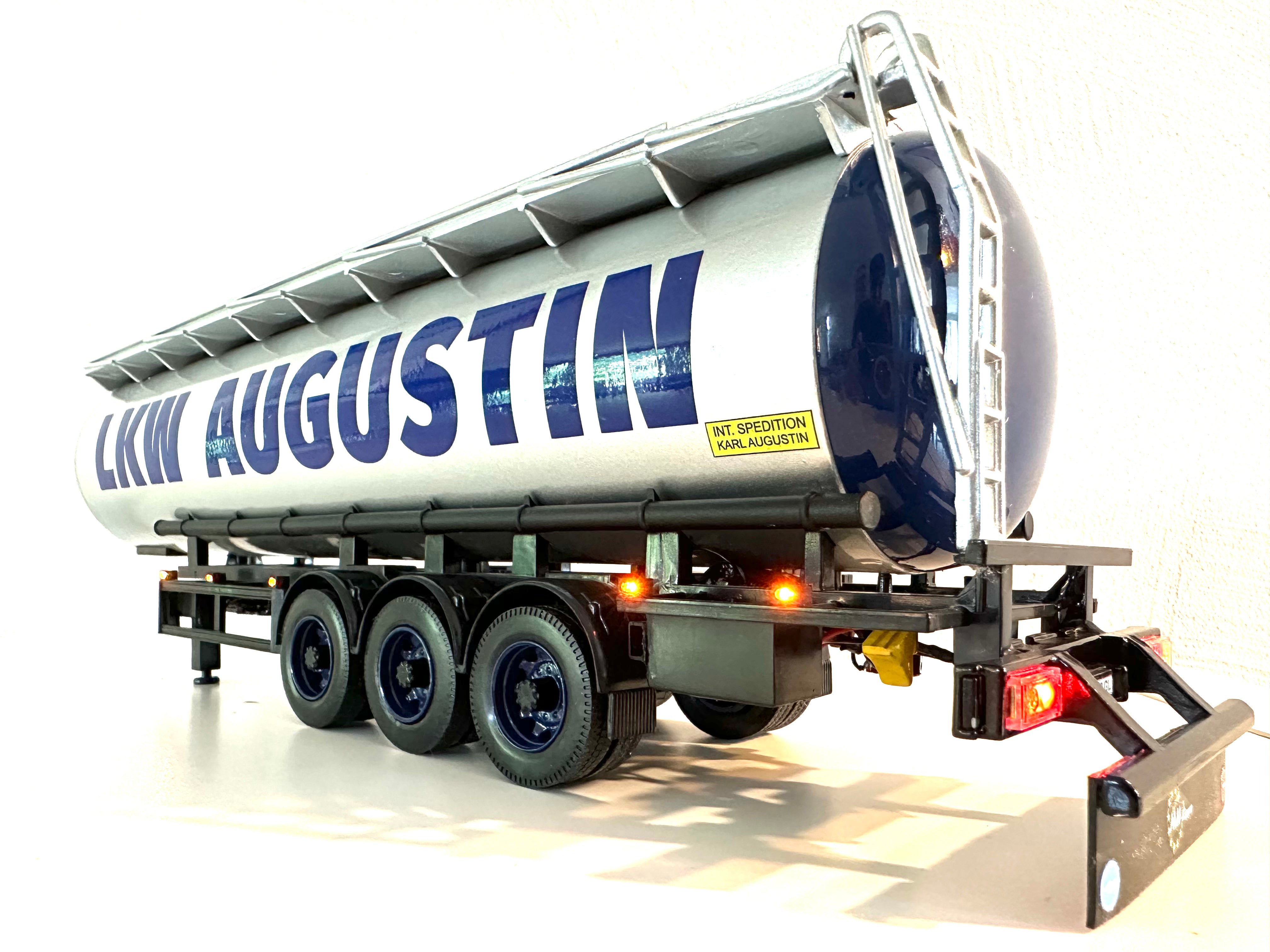 Sprittanker Nahaufnahme in silber mit blauer Werbung LKW AUGUSTIN