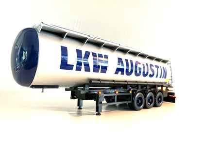 Sprittanker Nahaufnahme in silber mit blauer Werbung LKW AUGUSTIN