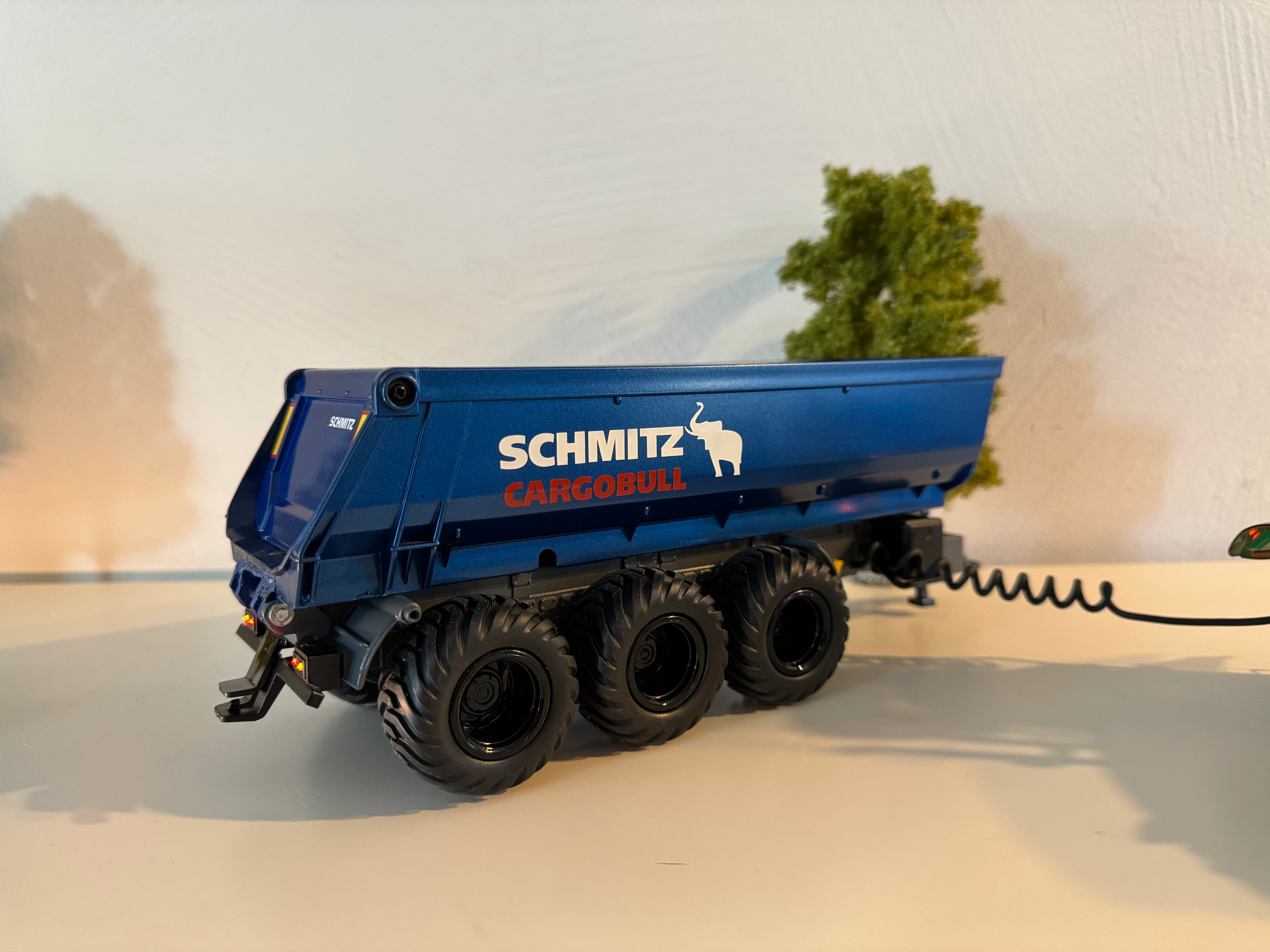 Seitenansicht:
Kipper in blau, Felgen in schwarz