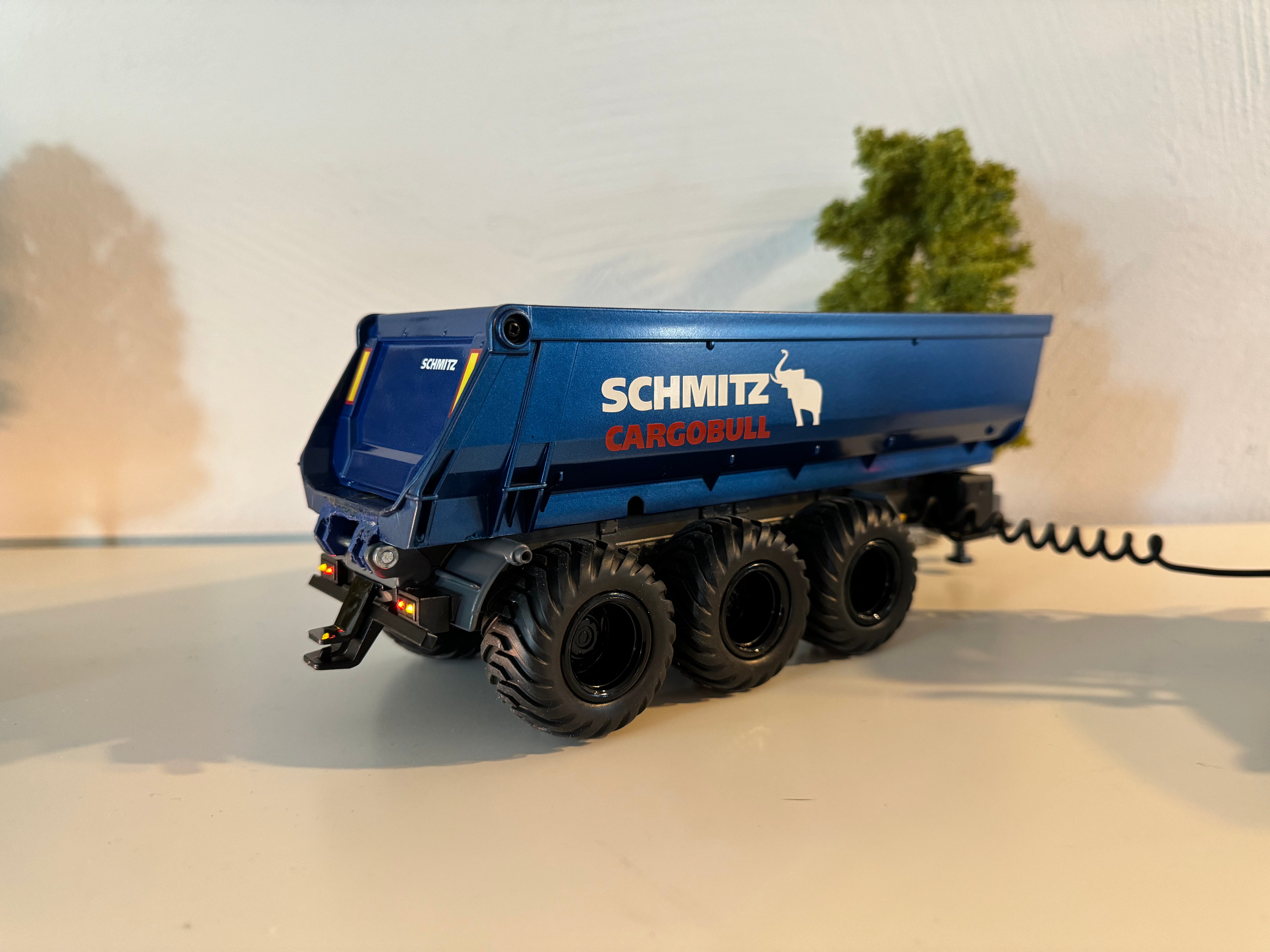 Seitenansicht:
Kipper in blau, Felgen in schwarz