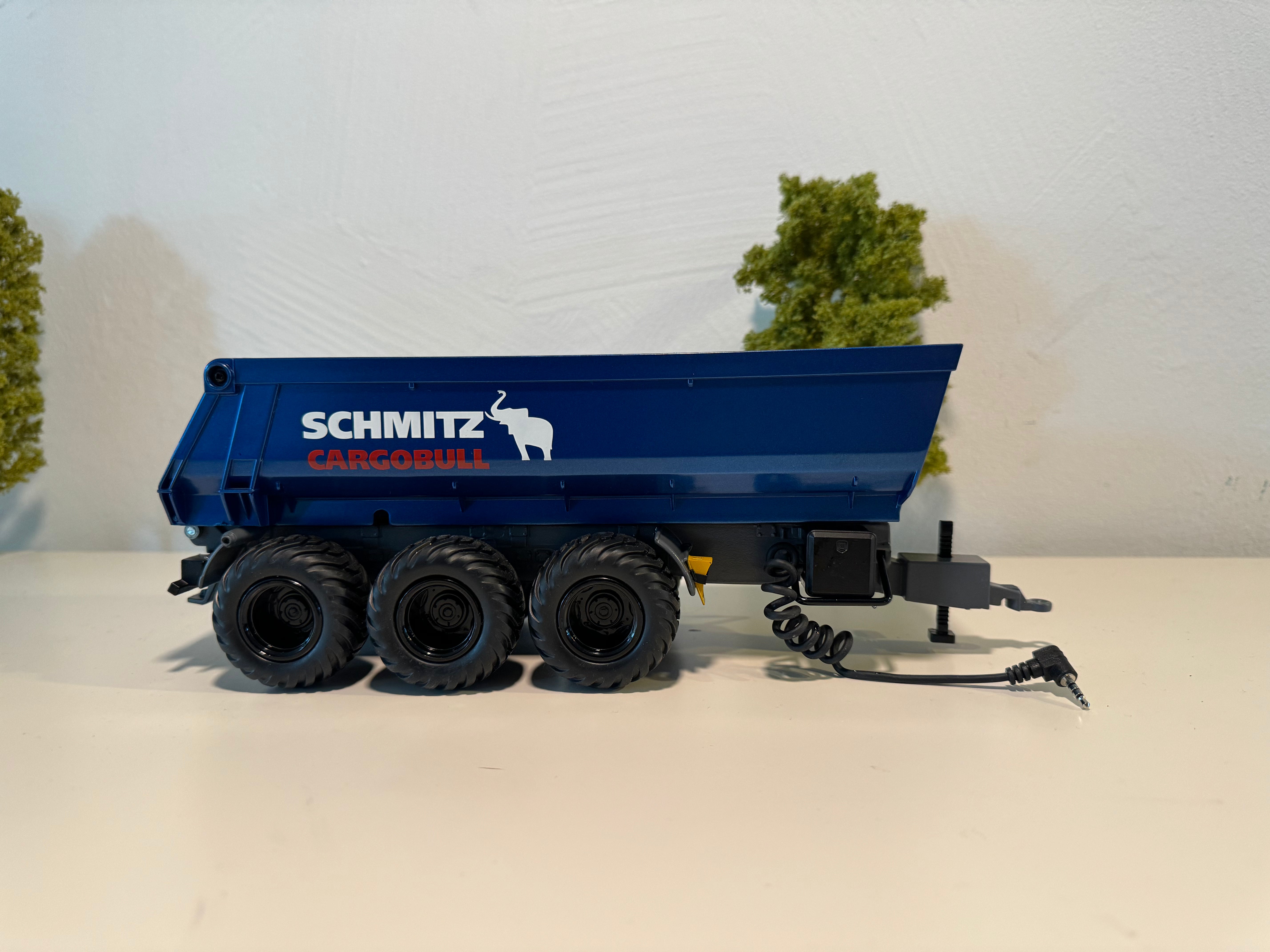 Seitenansicht:
Kipper in blau, Felgen in schwarz