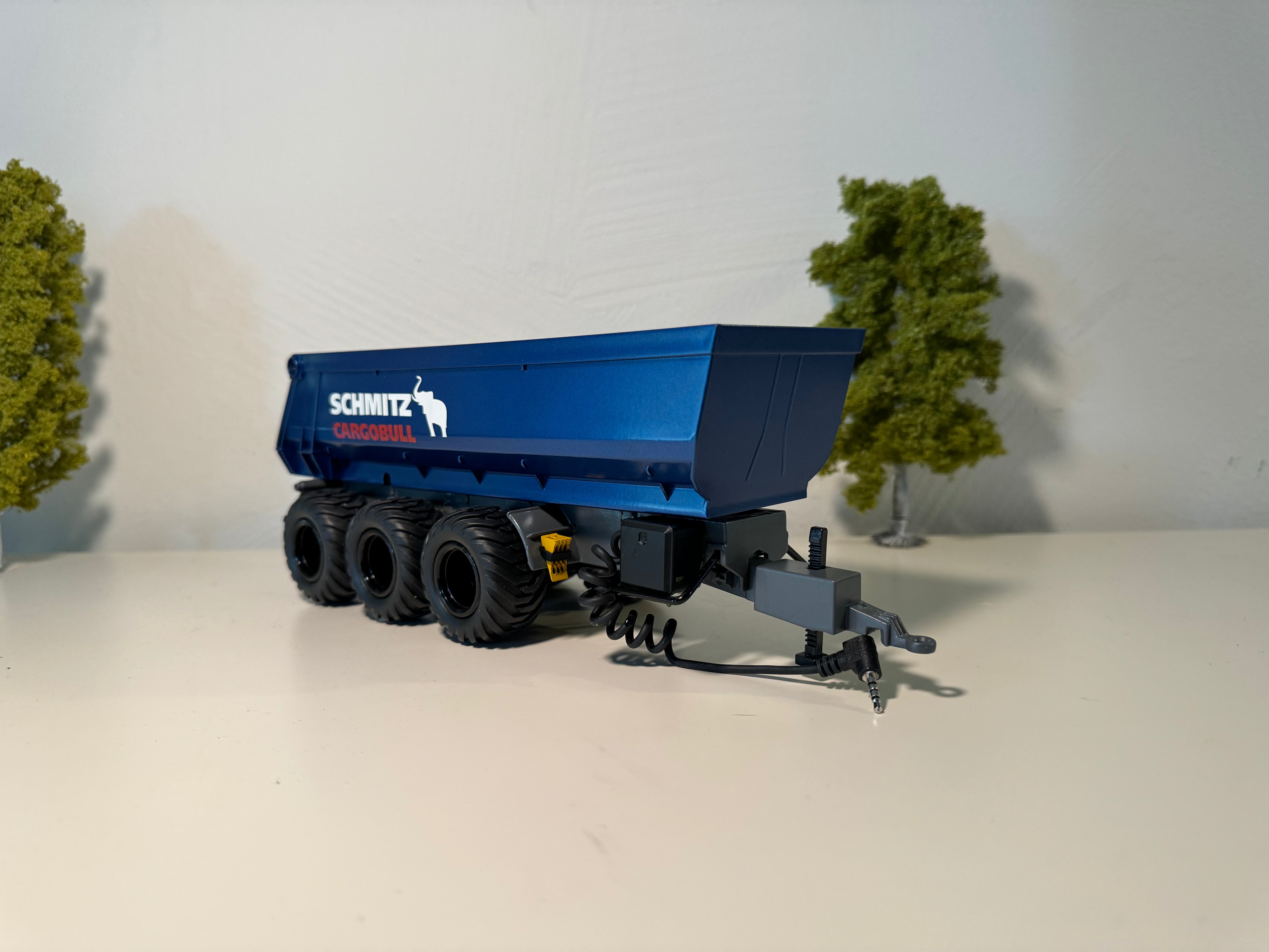 Seitenansicht:
Kipper in blau, Felgen in schwarz