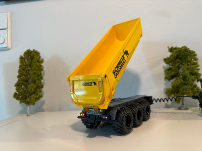 Hintere Ansicht:
Kipper in gelb, Felgen in schwarz
Mulde hoch gekippt