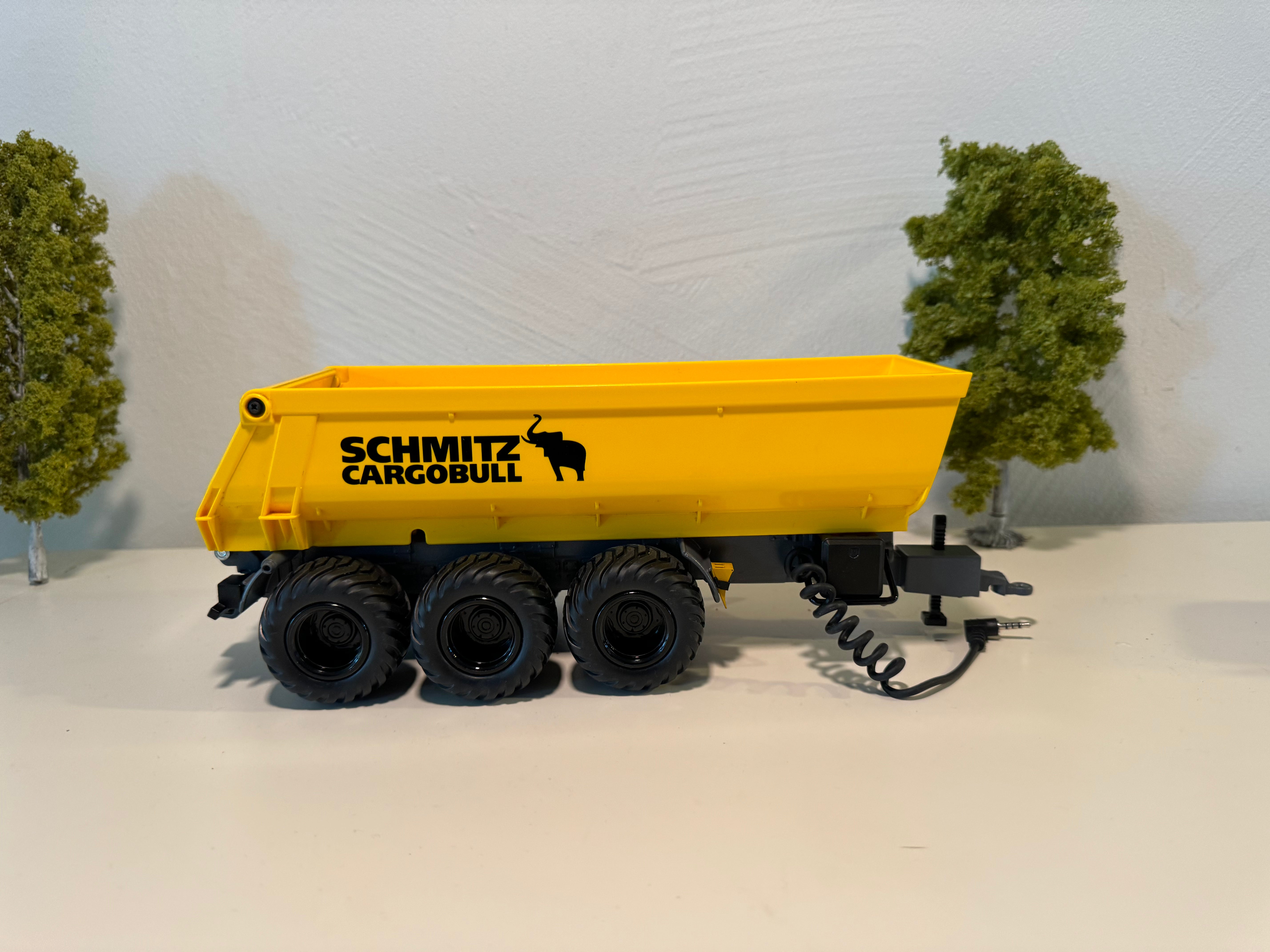 Seitenansicht:
Kipper in gelb, Felgen in schwarz