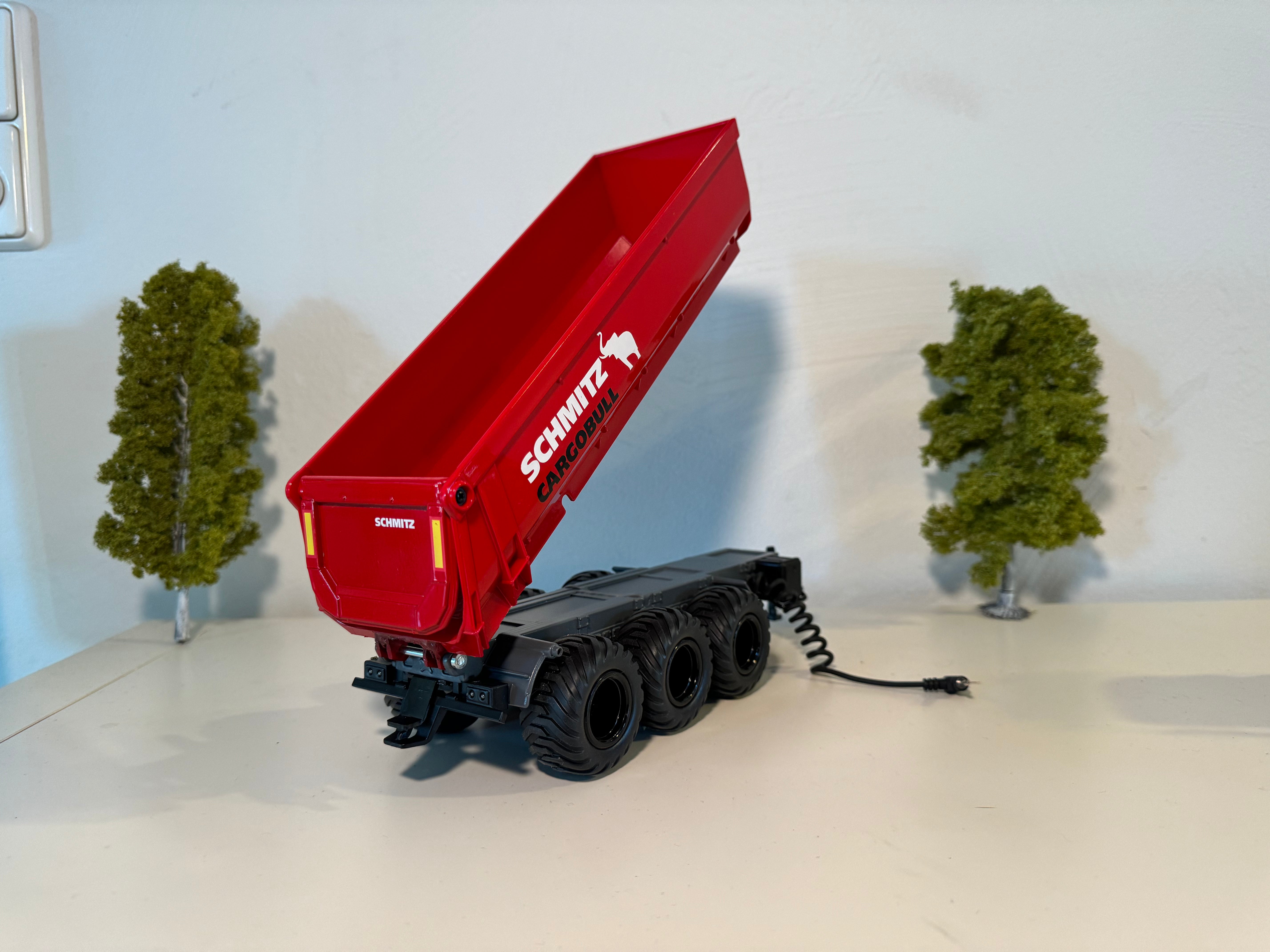 Seitenansicht:
Kipper in rot, Felgen in schwarz
Mulde hoch gekippt