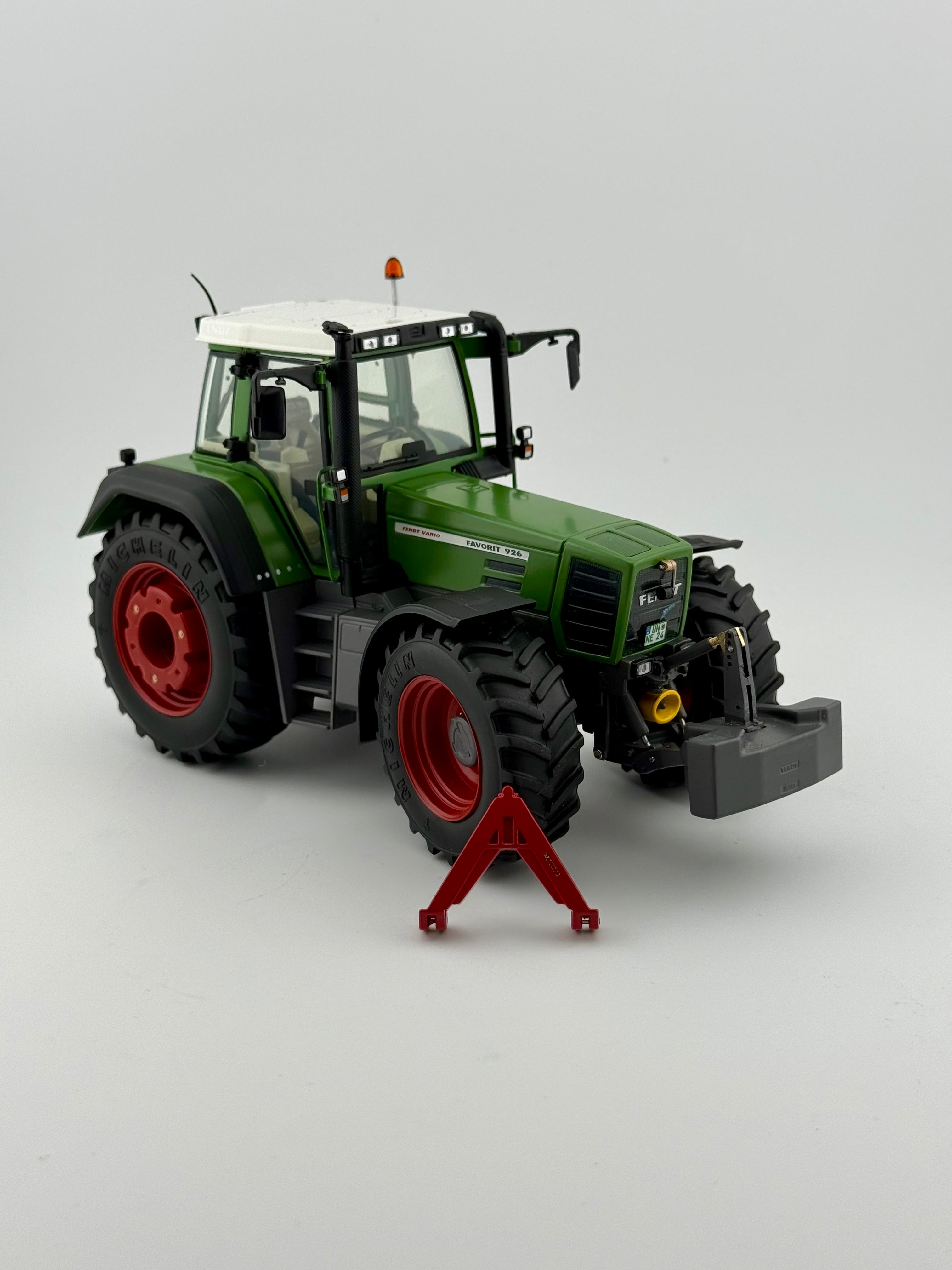 Fendt Favorit 926 Vario Gen. I von Weise Toys 1025 im Maßstab 1:32 – Frontansicht