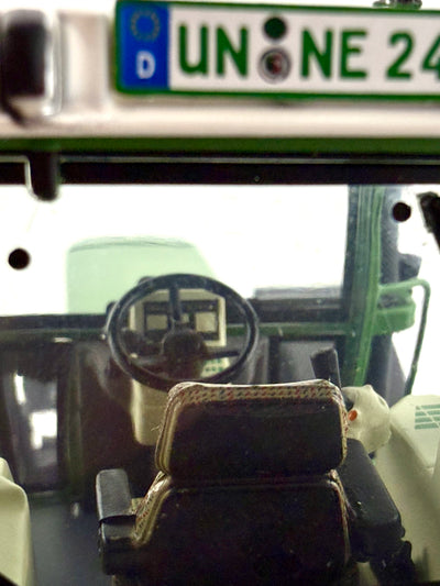 Detailansicht von Lenkrad, Armaturenbrett und Bedienelementen des Fendt Favorit 926