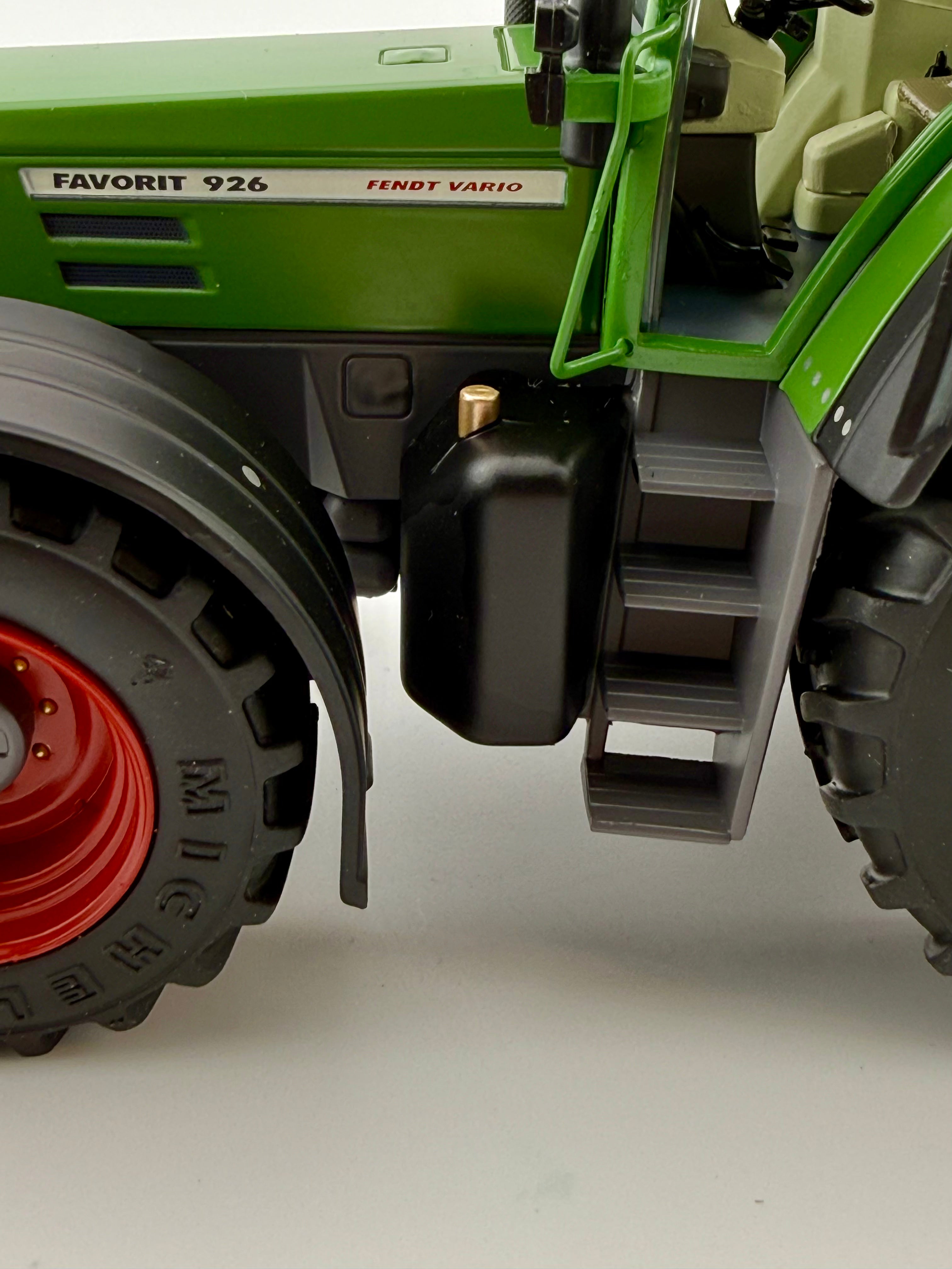 Detailaufnahme von Aufstieg, Tank und Kabineneinstieg des Fendt Favorit 926 Vario