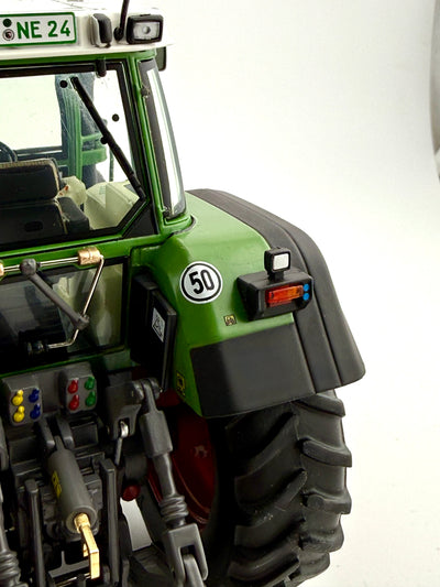 Blick durch die Heckscheibe auf Fahrersitz und Cockpit des Fendt Favorit 926 Vario