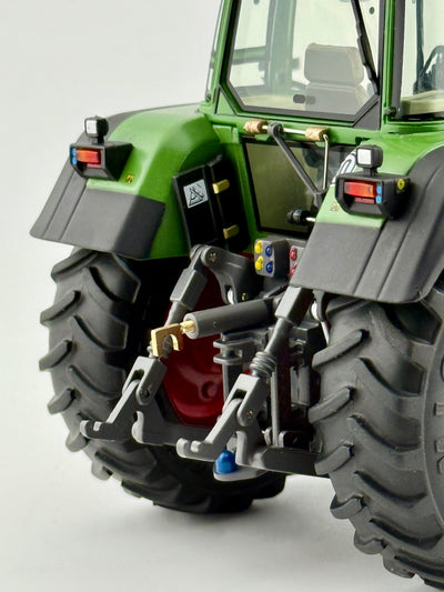 Heckansicht des Fendt Favorit 926 Vario Gen. I von Weise Toys mit detaillierter Heckhydraulik