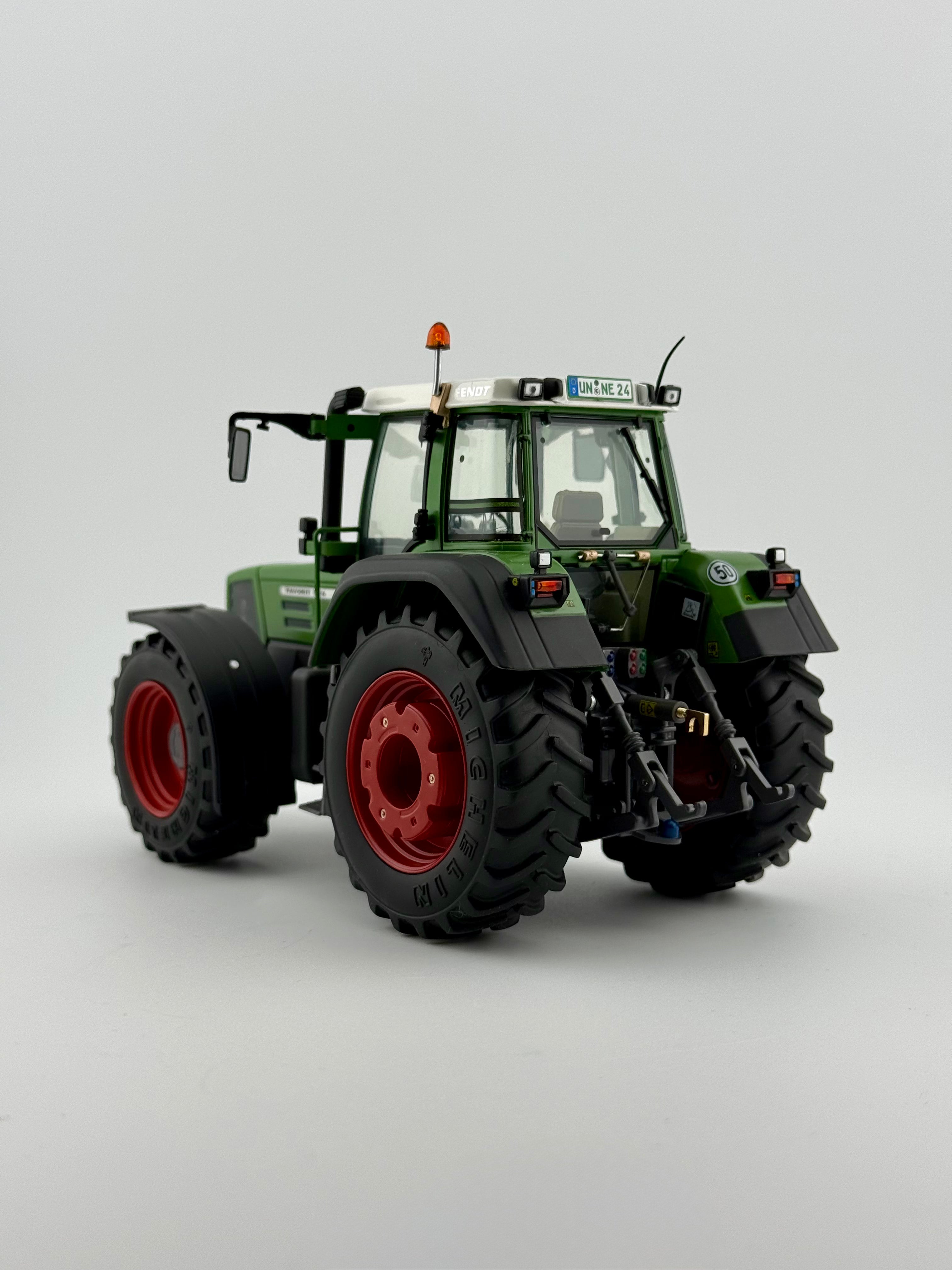 Detailansicht der Heckhydraulik und Anschlüsse des Fendt Favorit 926 Vario 1:32