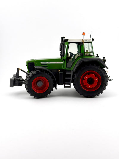 Fendt Favorit 926 Vario Modelltraktor von Weise Toys in der Heckansicht rechts