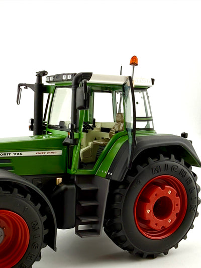 Detailaufnahme des Kabineninnenraums mit Fahrersitz des Fendt Favorit 926 Vario