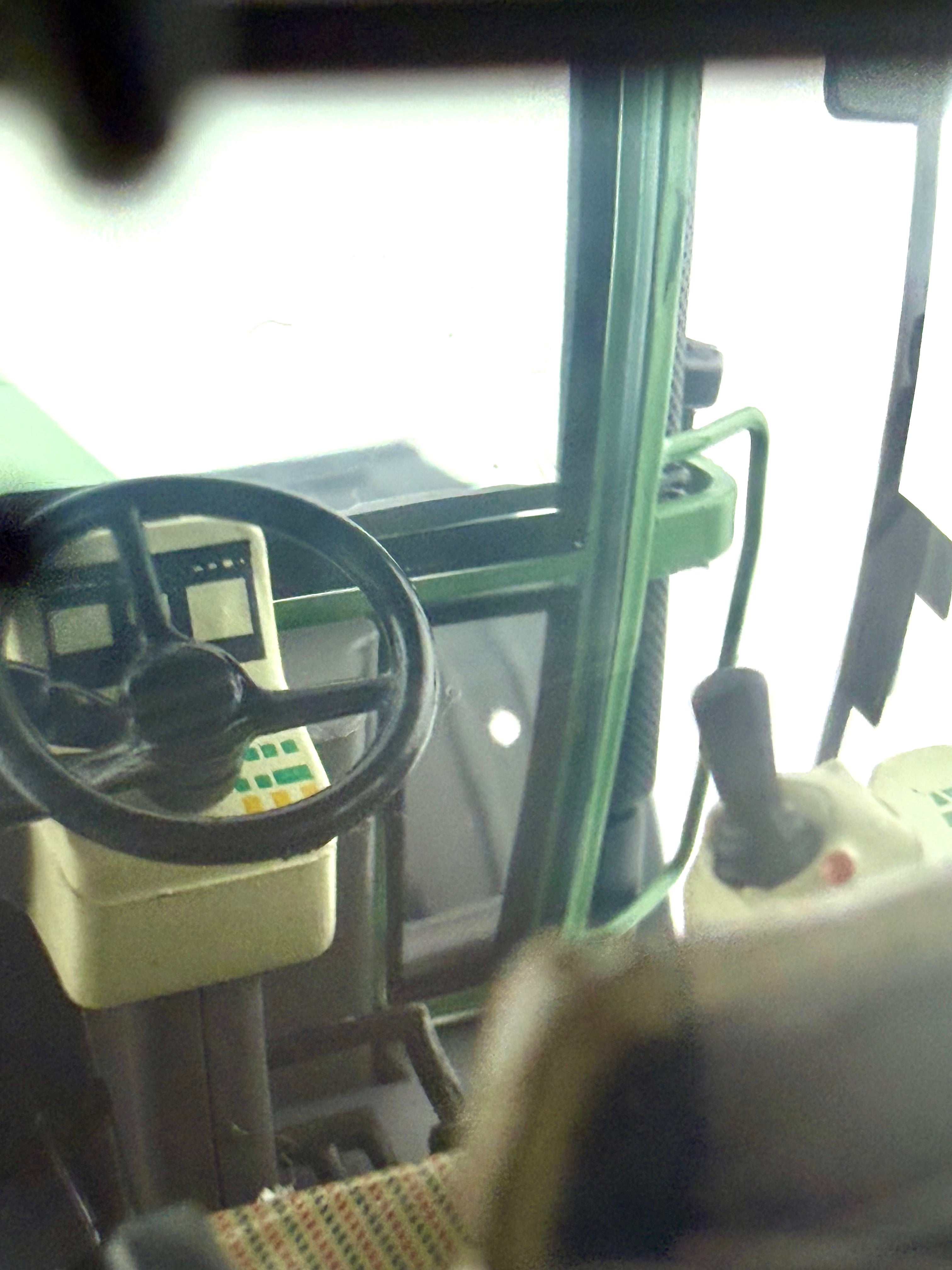 Geöffnete Fahrertür mit Blick in die Kabine des Fendt Favorit 926 Vario 1:32