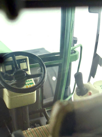 Geöffnete Fahrertür mit Blick in die Kabine des Fendt Favorit 926 Vario 1:32