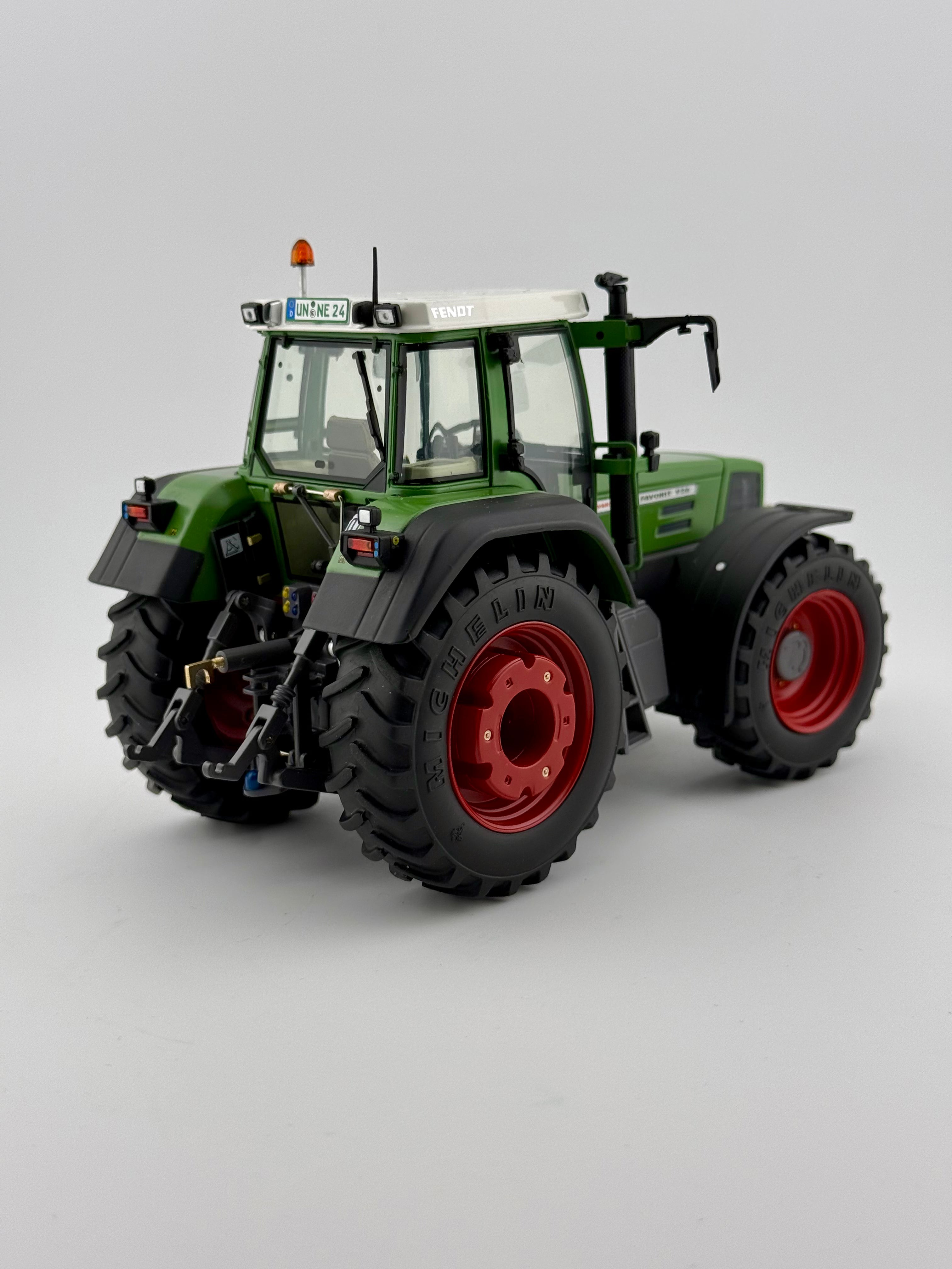 Detailansicht des Heckkotflügels, Rücklichts und der Kabinenrückseite des Fendt Favorit 926